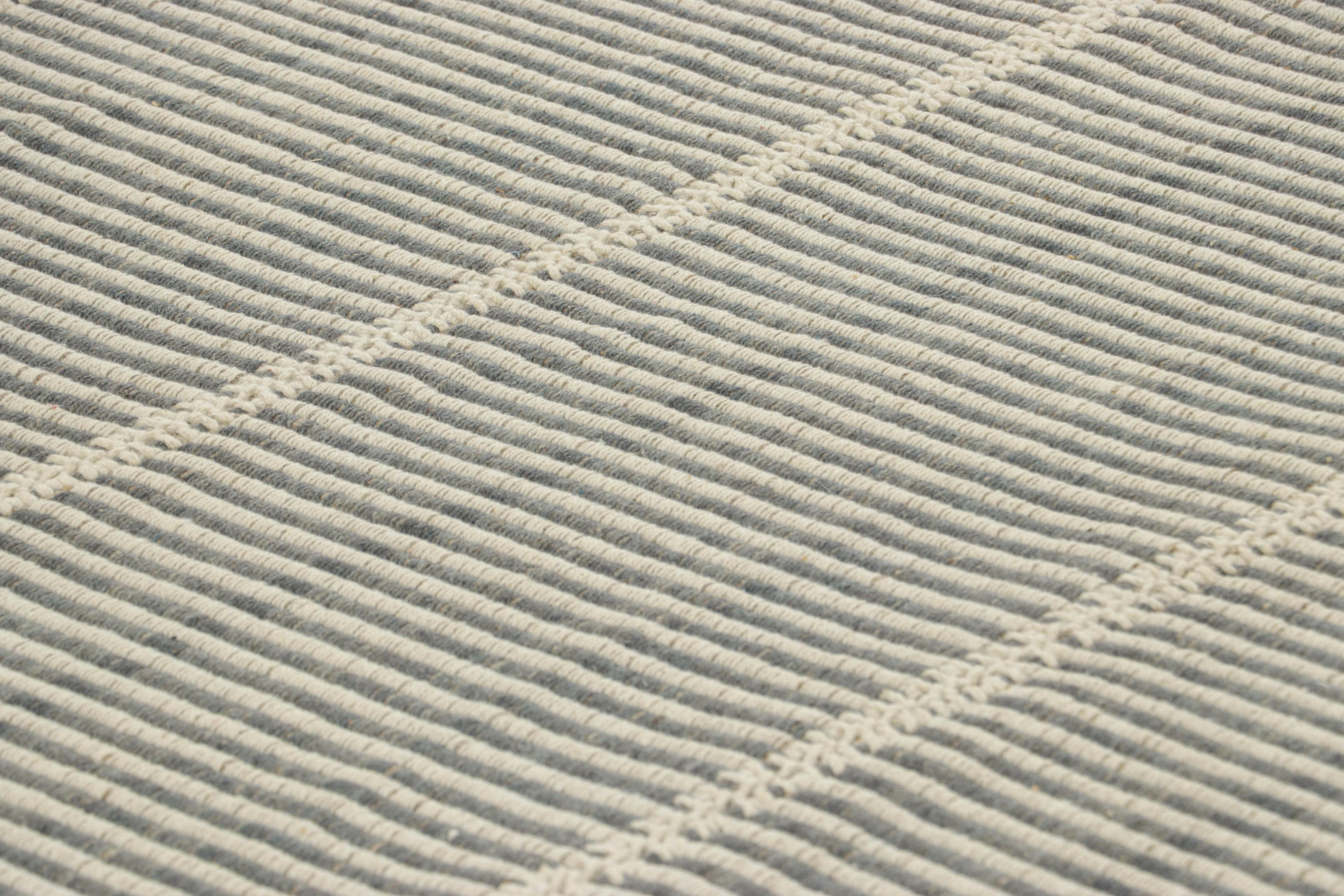 Tessuto a mano in lana, questo Kilim contemporaneo 10x14 fa parte di una nuova ed entusiasmante collezione a tessitura piatta personalizzabile di Rug & Kilim.

Sul design:

