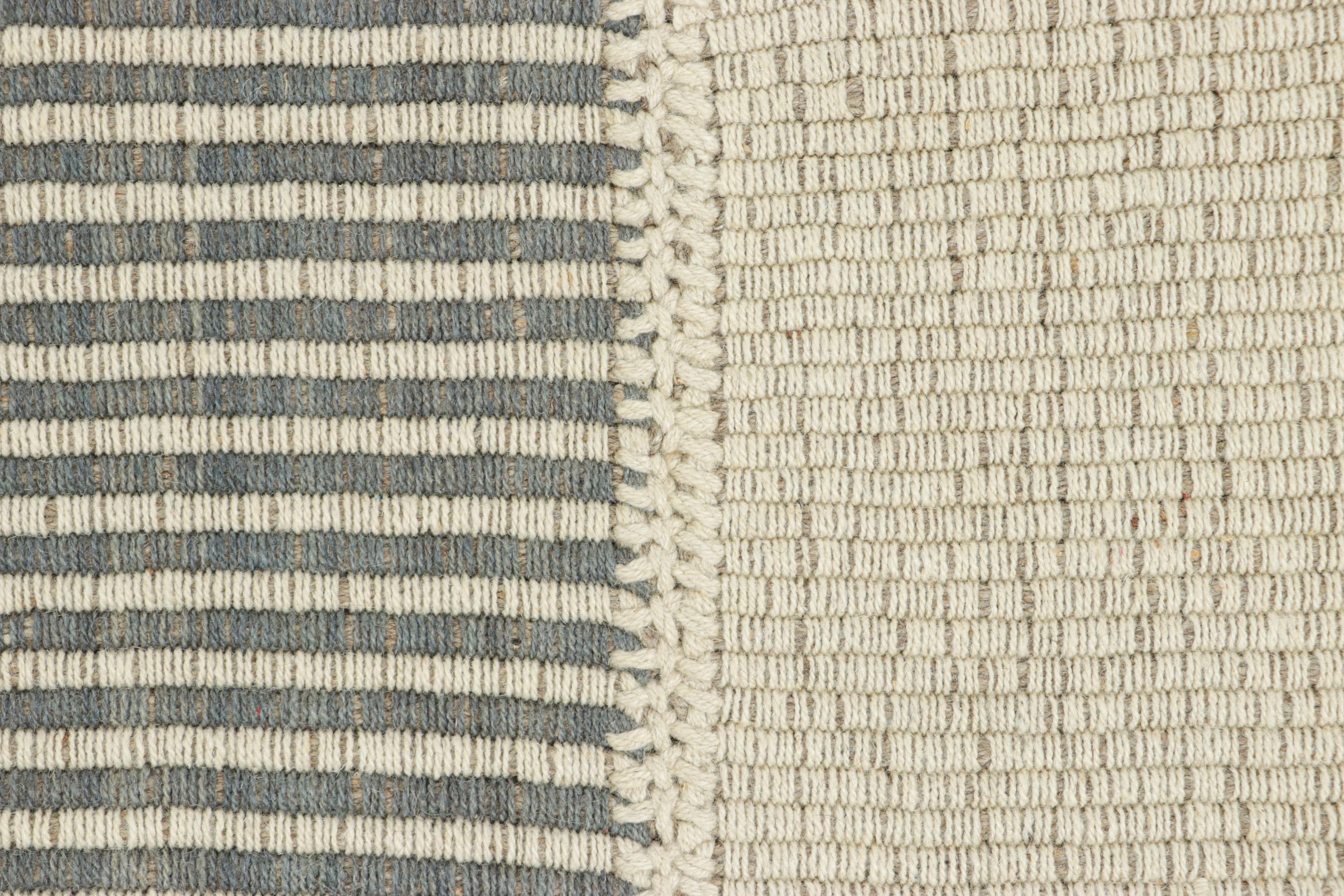 Afghano Rug & Kilim è un kilim contemporaneo a strisce grigie e color crema. in vendita