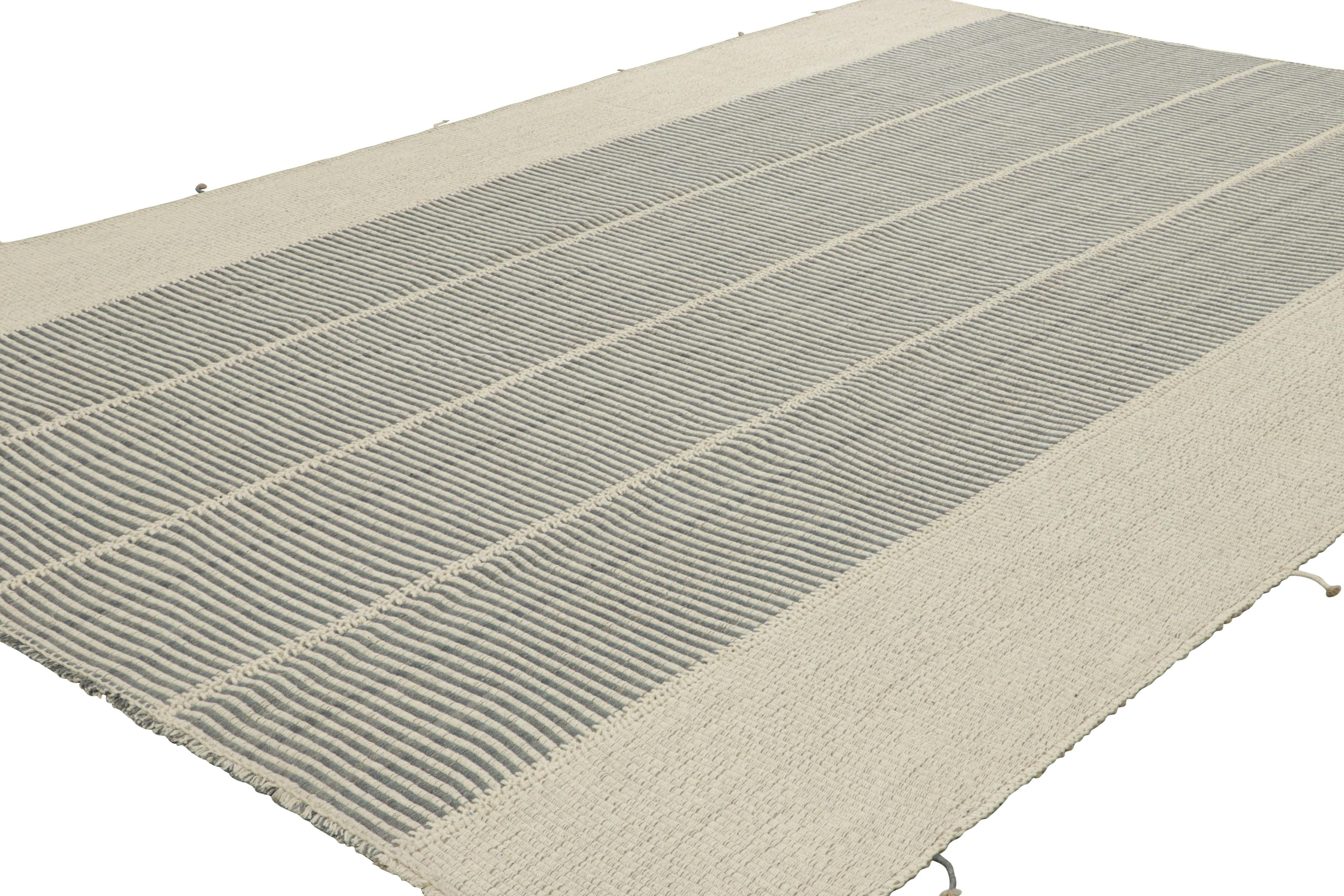 Tessuto a mano Rug & Kilim è un kilim contemporaneo a strisce grigie e color crema. in vendita