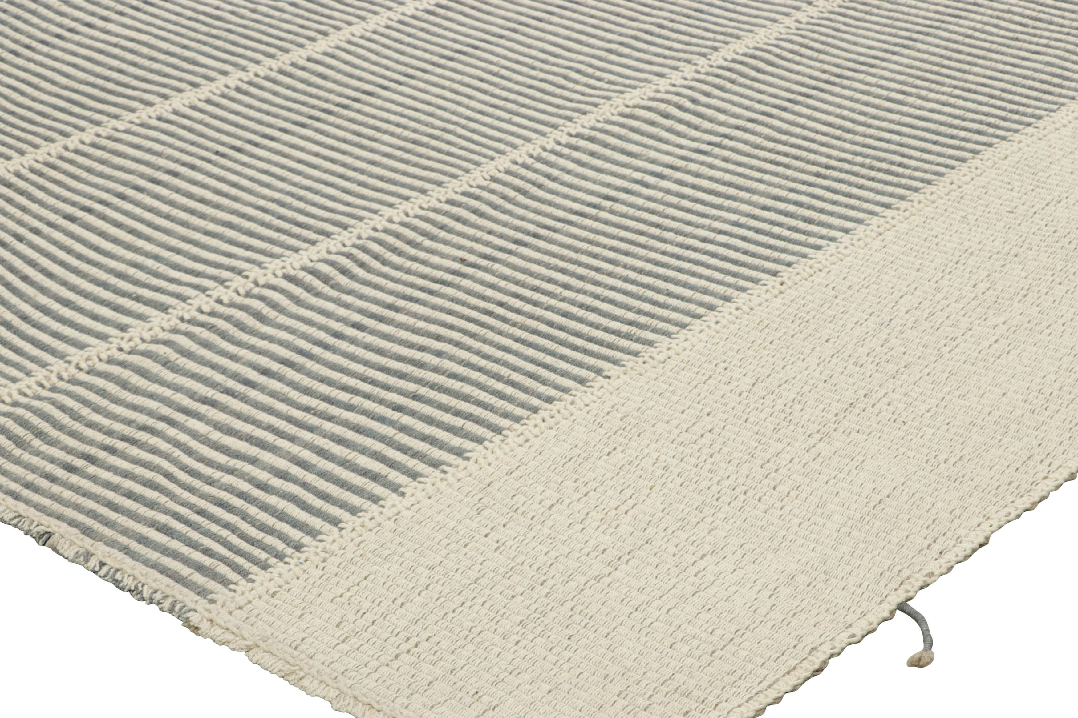 XXI secolo e contemporaneo Rug & Kilim è un kilim contemporaneo a strisce grigie e color crema. in vendita