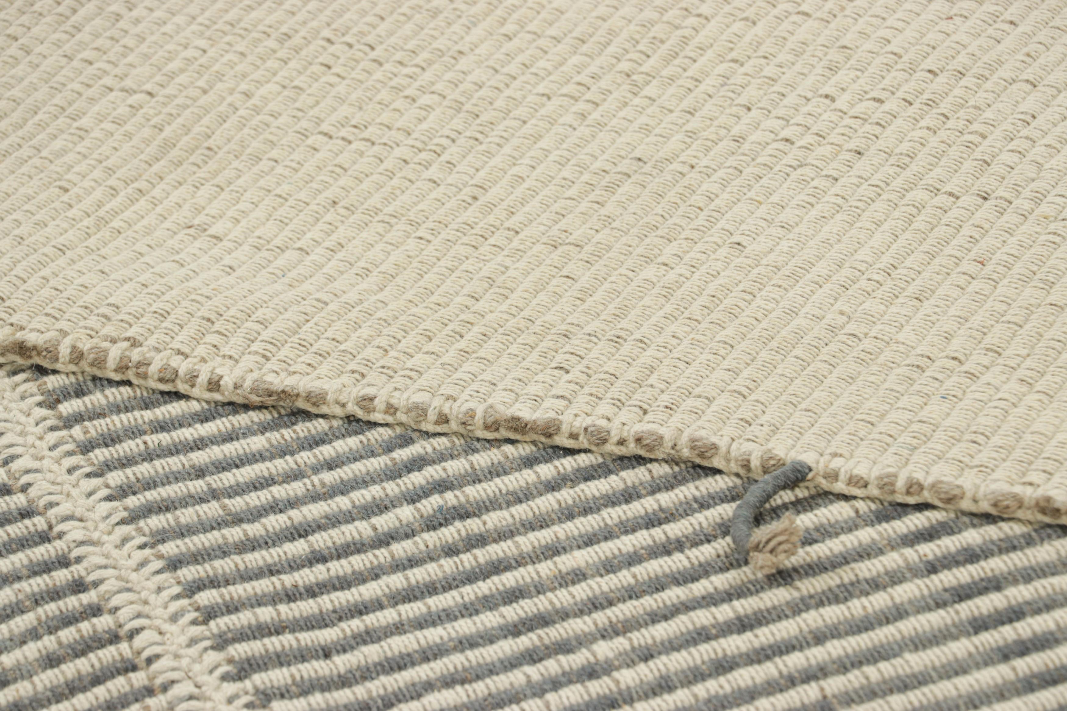 Lana Rug & Kilim è un kilim contemporaneo a strisce grigie e color crema. in vendita