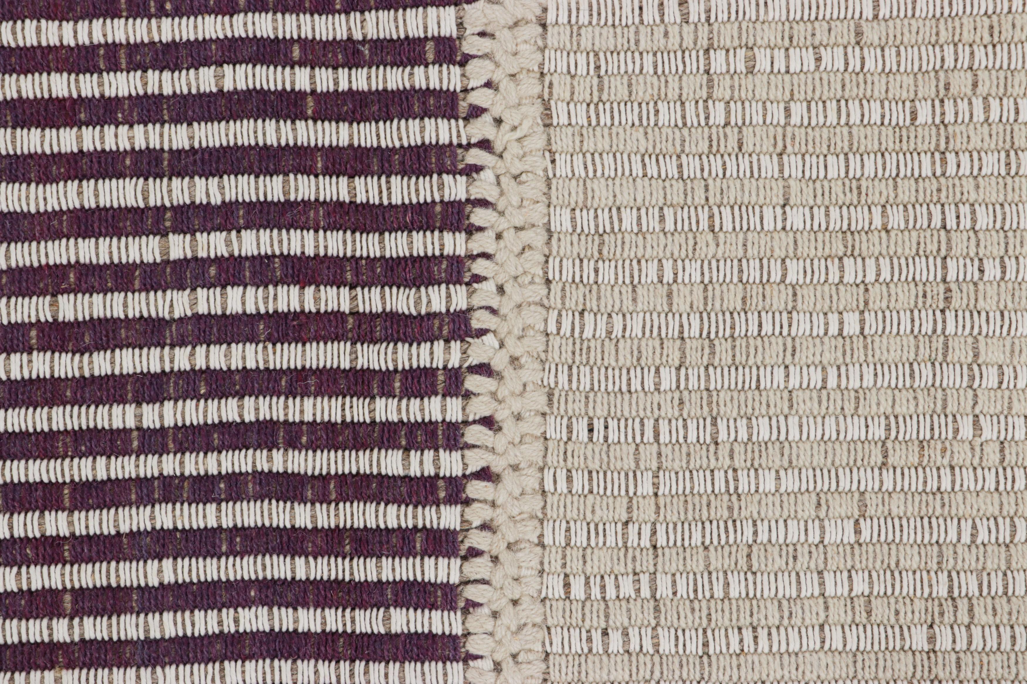 Rug & Kilim's Contemporary Kilim mit strukturierten lila und cremeweißen Streifen (Kelim) im Angebot