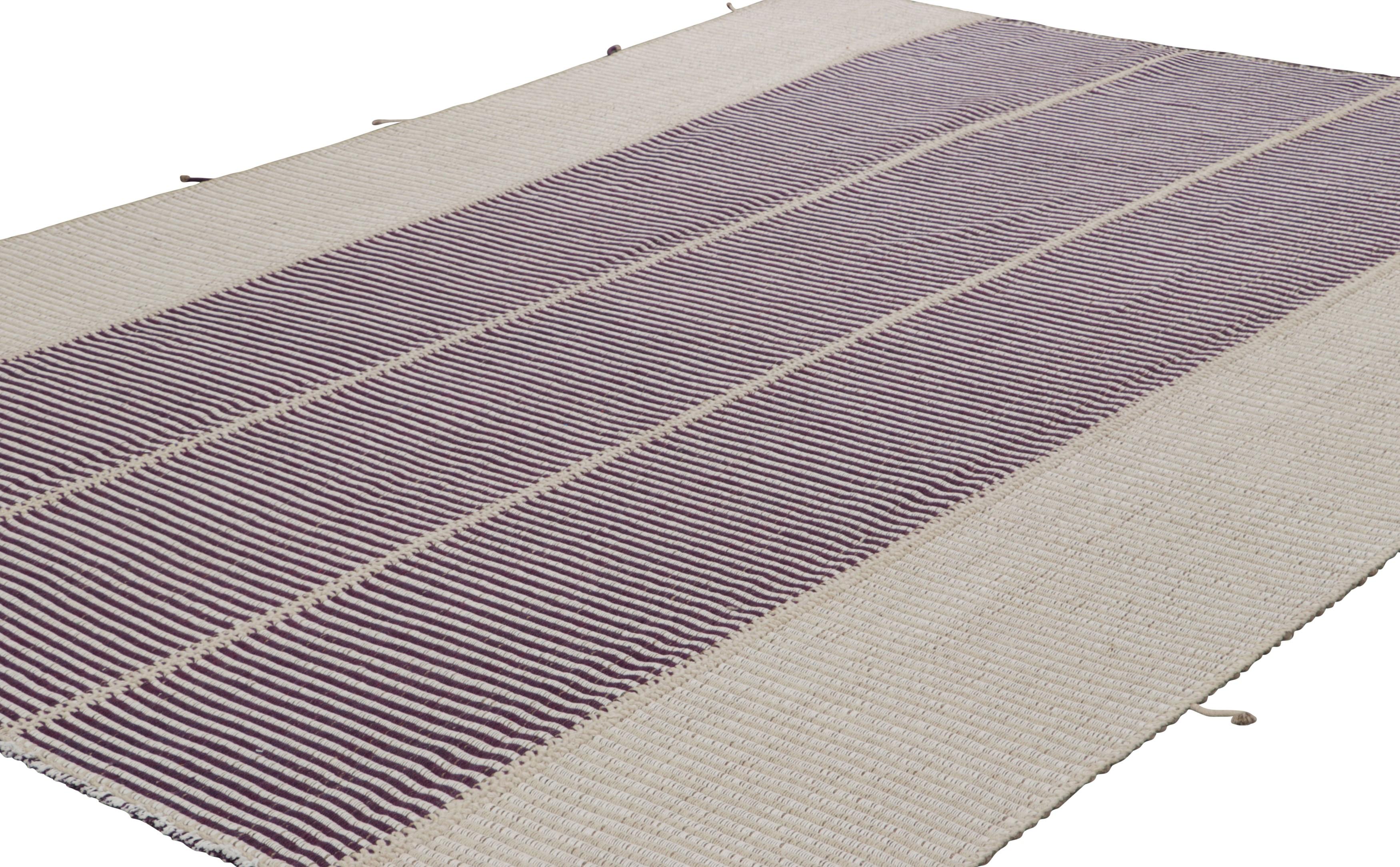 Rug & Kilim's Contemporary Kilim mit strukturierten lila und cremeweißen Streifen (Afghanisch) im Angebot