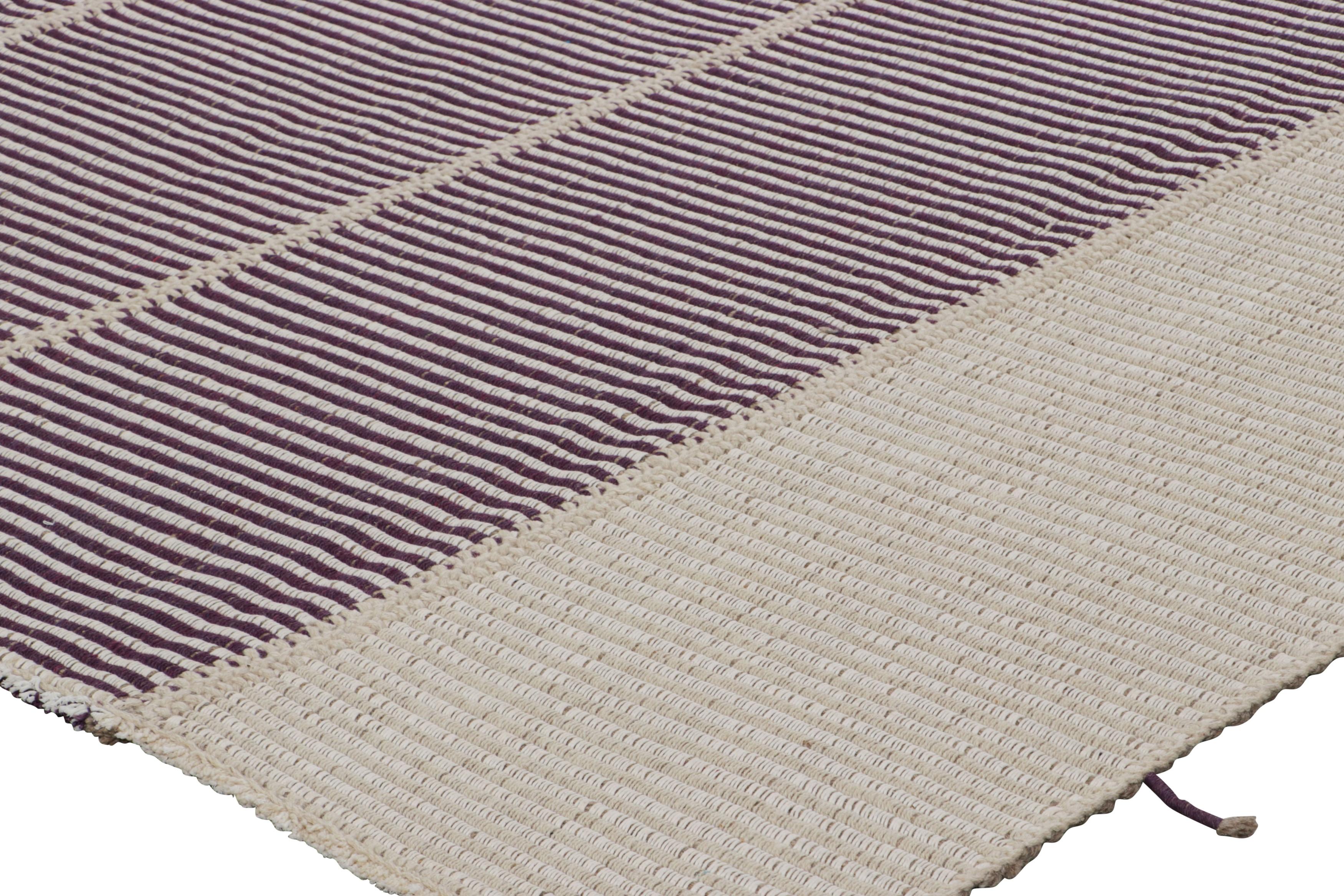Rug & Kilim's Contemporary Kilim mit strukturierten lila und cremeweißen Streifen im Zustand „Neu“ im Angebot in Long Island City, NY