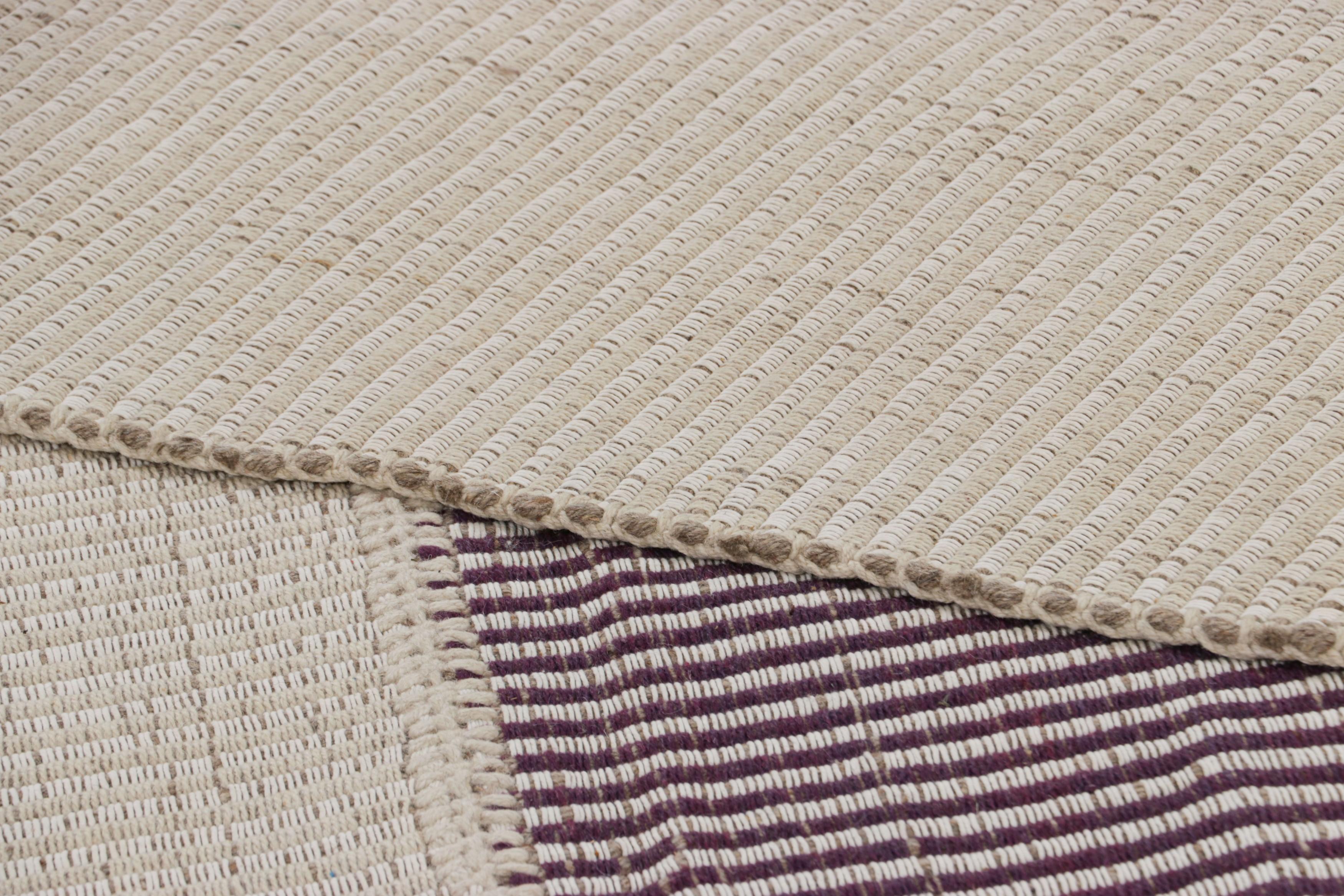 Rug & Kilim's Contemporary Kilim mit strukturierten lila und cremeweißen Streifen (21. Jahrhundert und zeitgenössisch) im Angebot