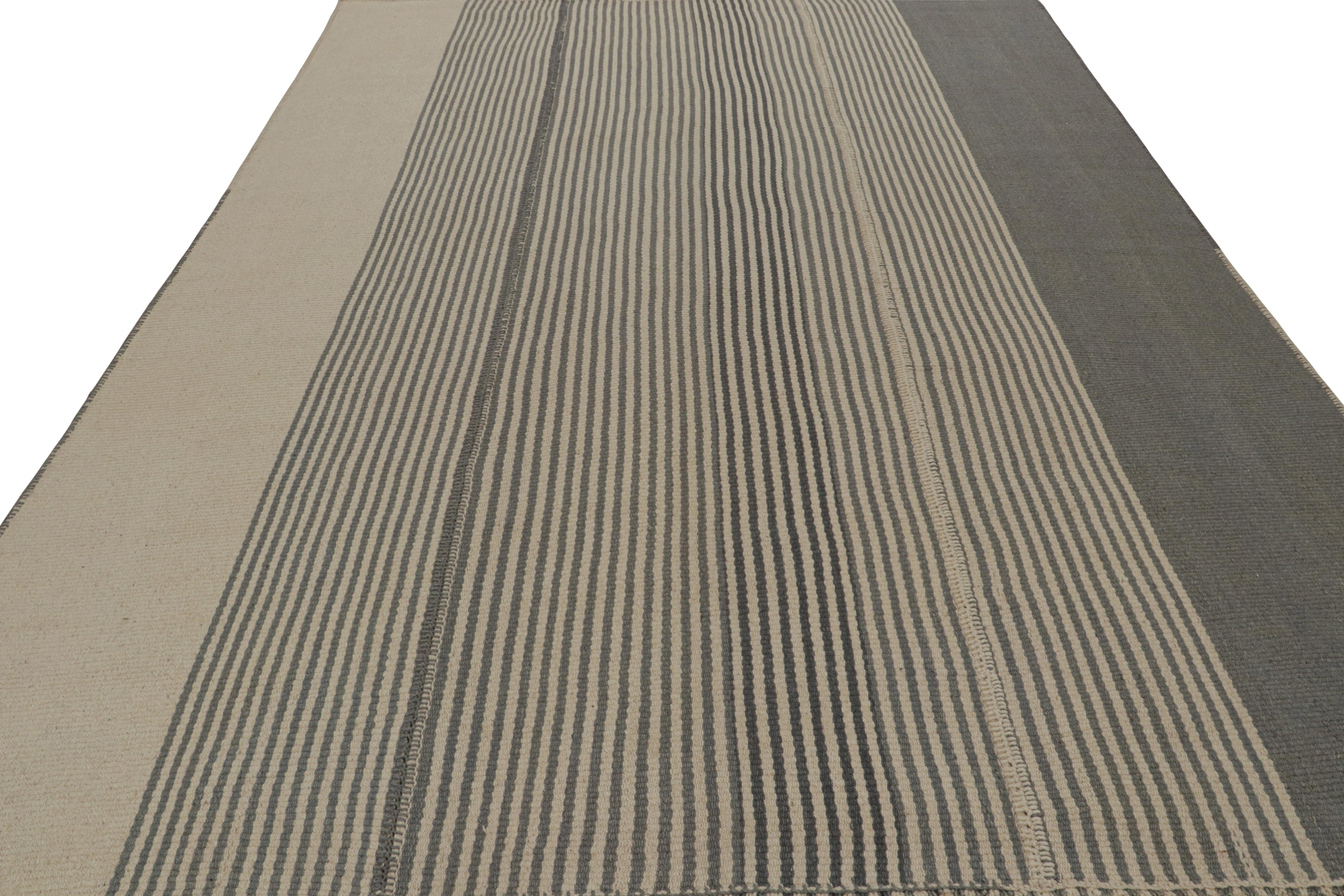 Rug & Kilim's Contemporary Kilim, mit vertikalen Streifen in Beige und Brown (Moderne) im Angebot