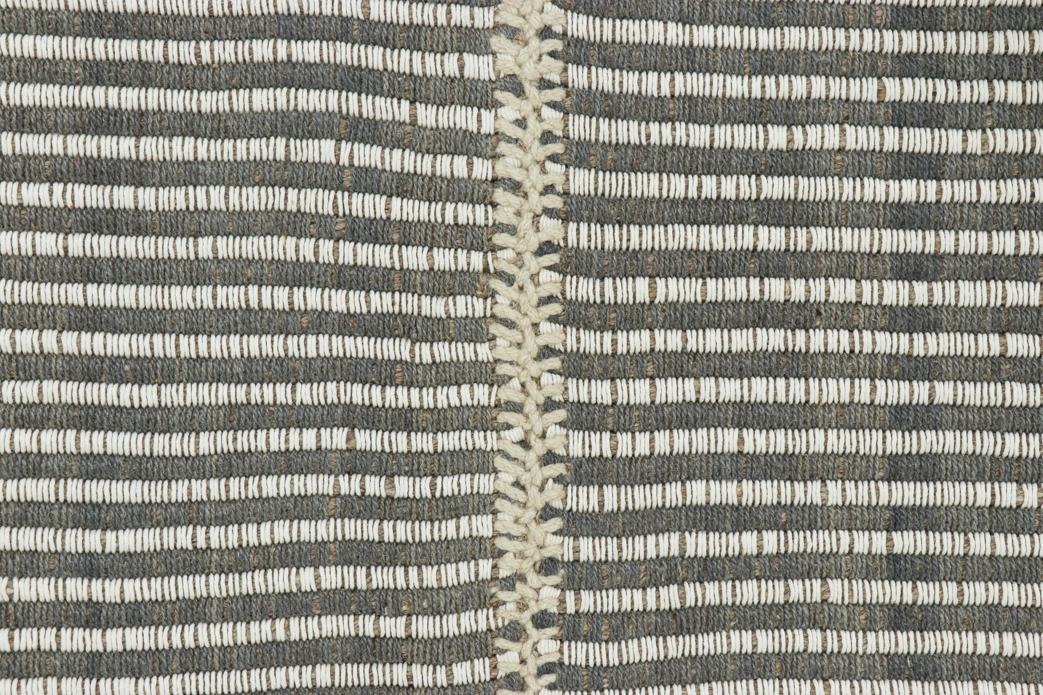 Afghano Rug & Kilim è un kilim contemporaneo con strisce testuali bianche e carbone. in vendita
