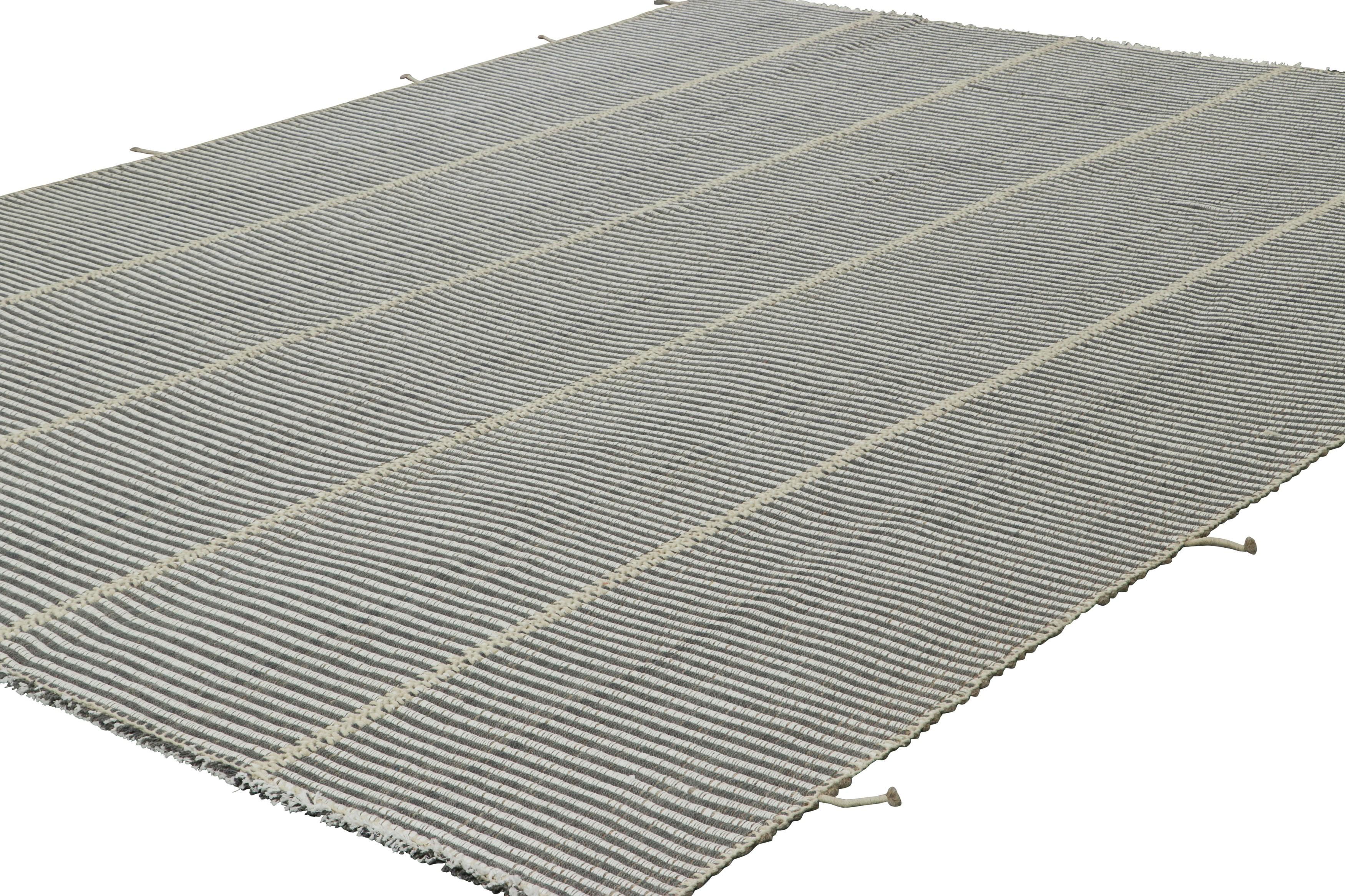 Tessuto a mano Rug & Kilim è un kilim contemporaneo con strisce testuali bianche e carbone. in vendita