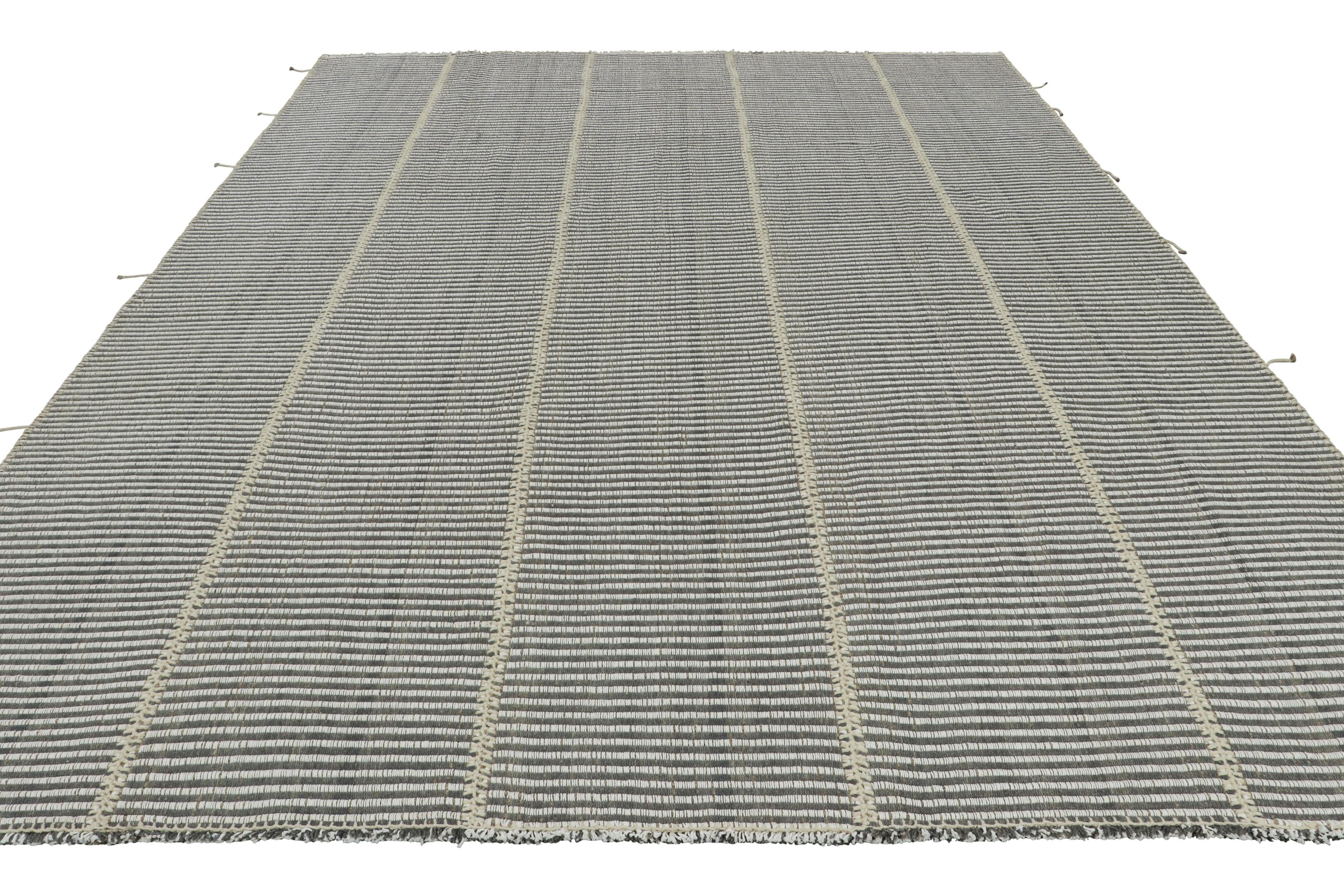 Rug & Kilim è un kilim contemporaneo con strisce testuali bianche e carbone. In condizioni Nuovo in vendita a Long Island City, NY