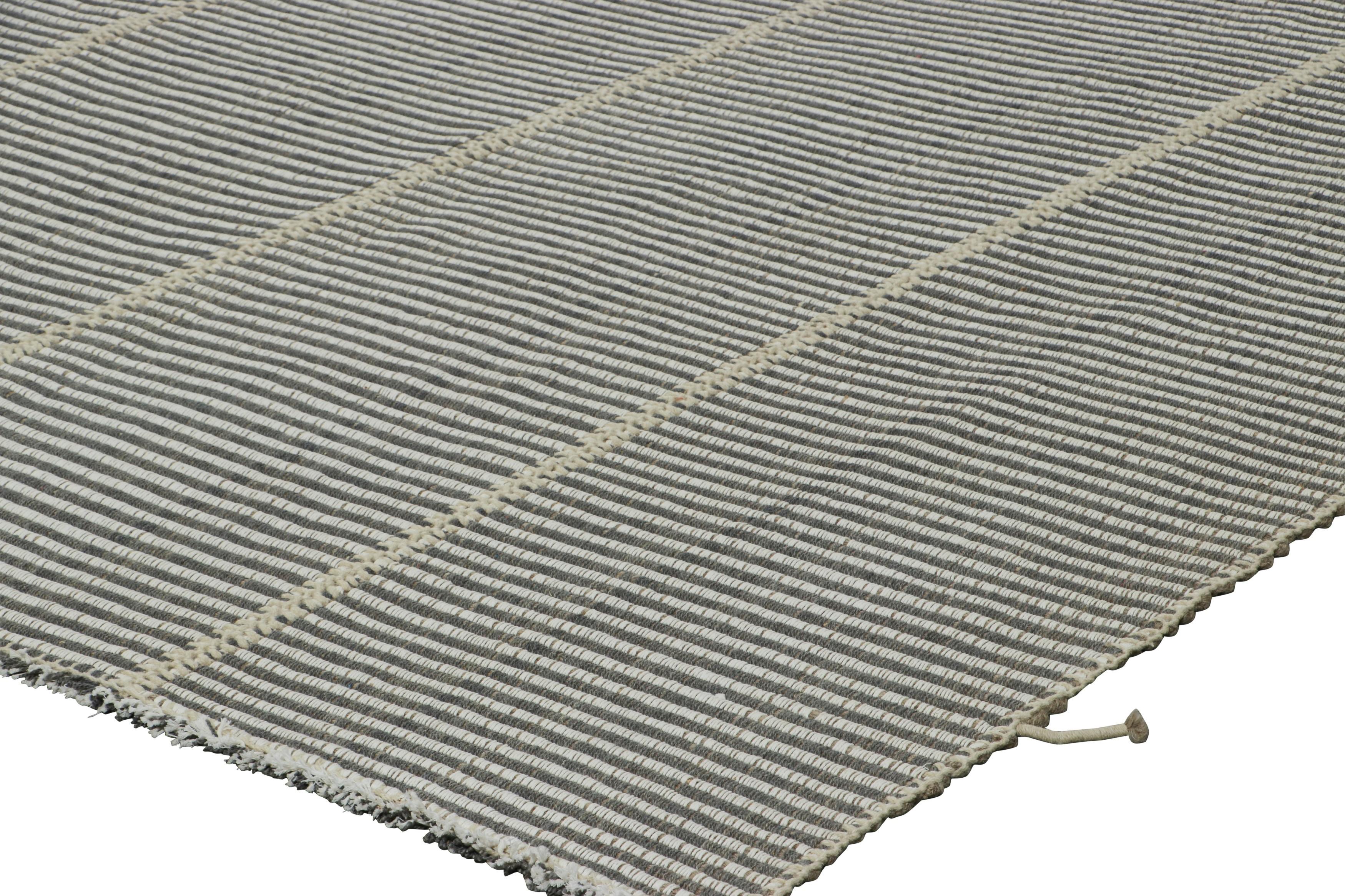 XXI secolo e contemporaneo Rug & Kilim è un kilim contemporaneo con strisce testuali bianche e carbone. in vendita