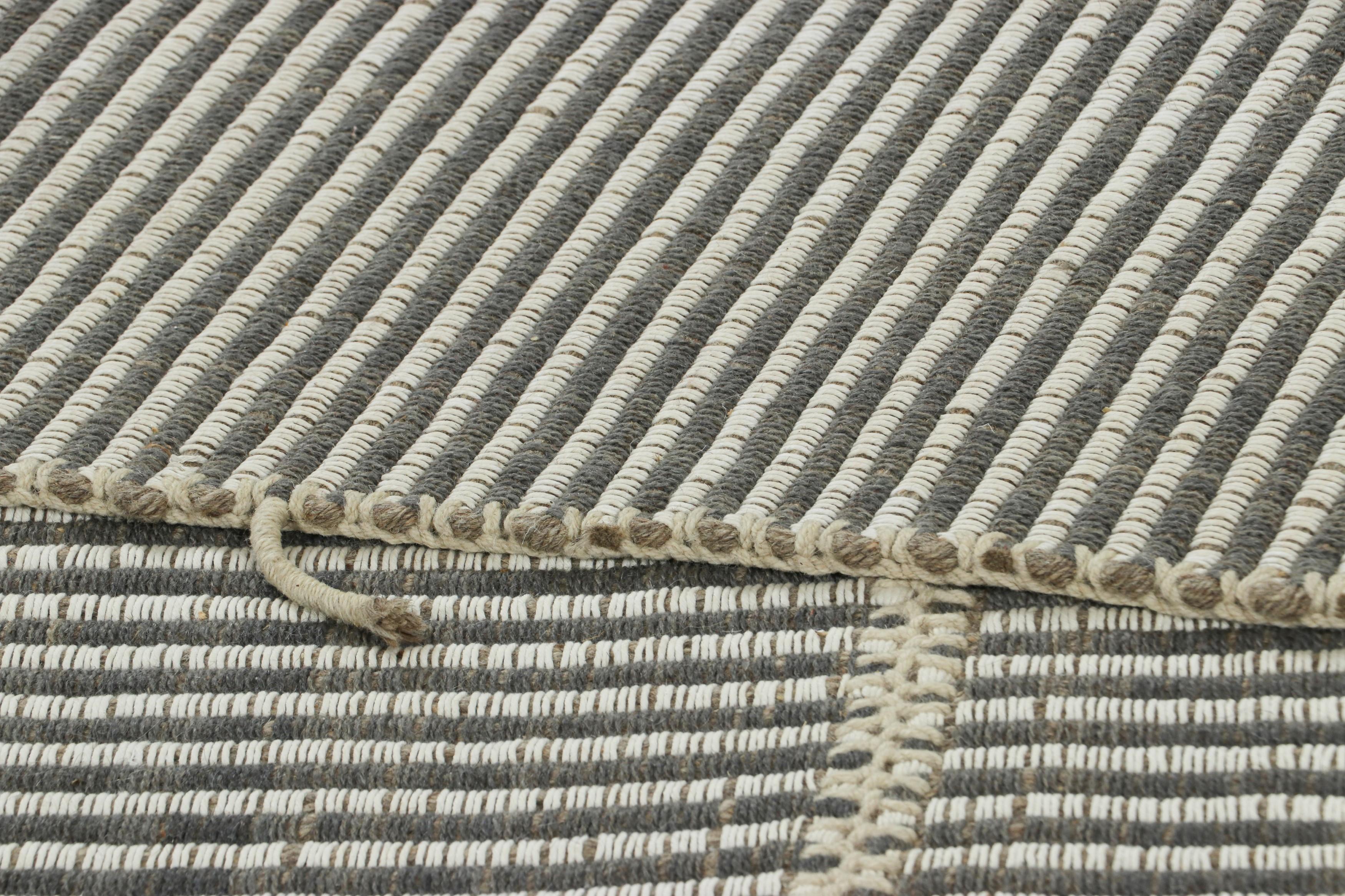 Lana Rug & Kilim è un kilim contemporaneo con strisce testuali bianche e carbone. in vendita