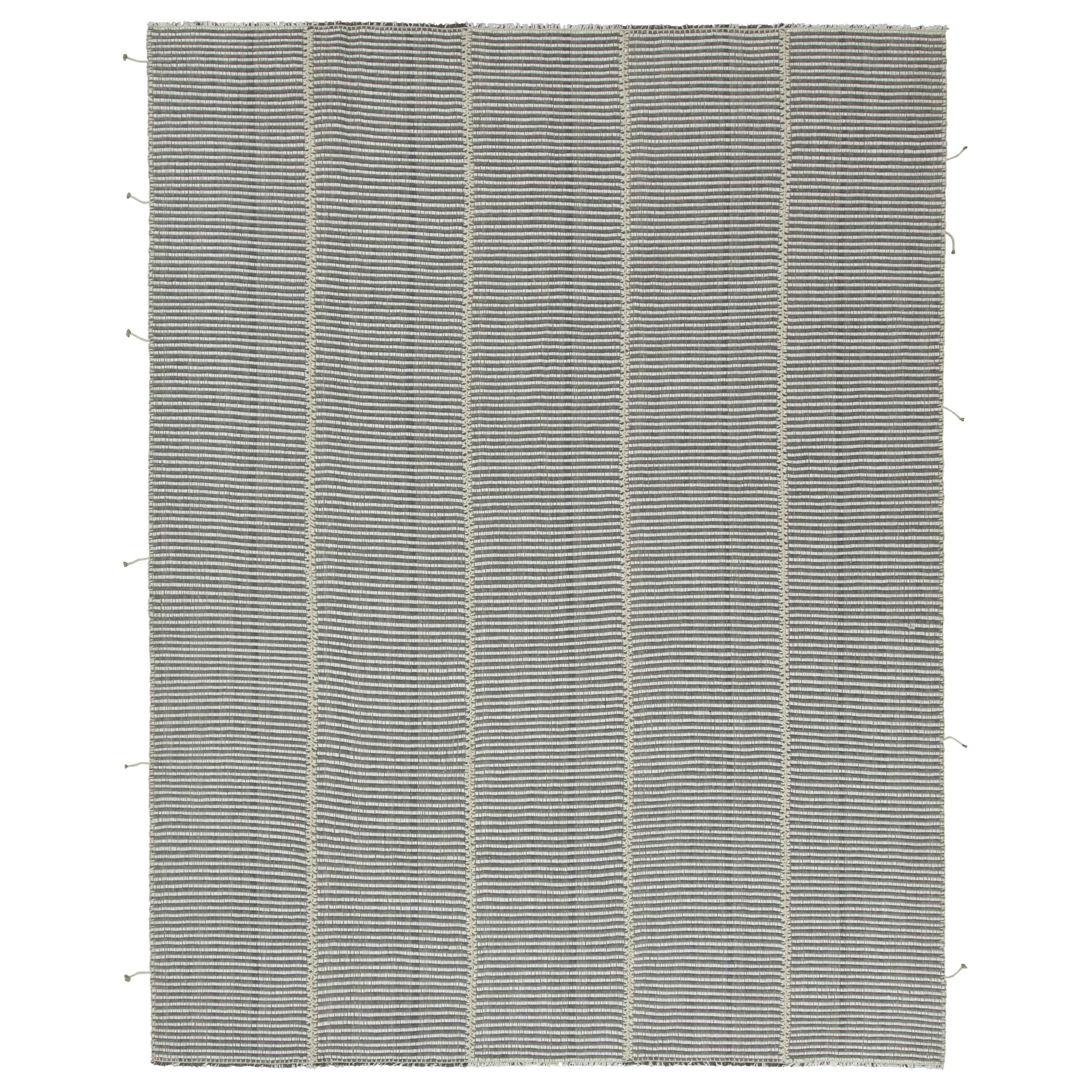 Rug & Kilim è un kilim contemporaneo con strisce testuali bianche e carbone.