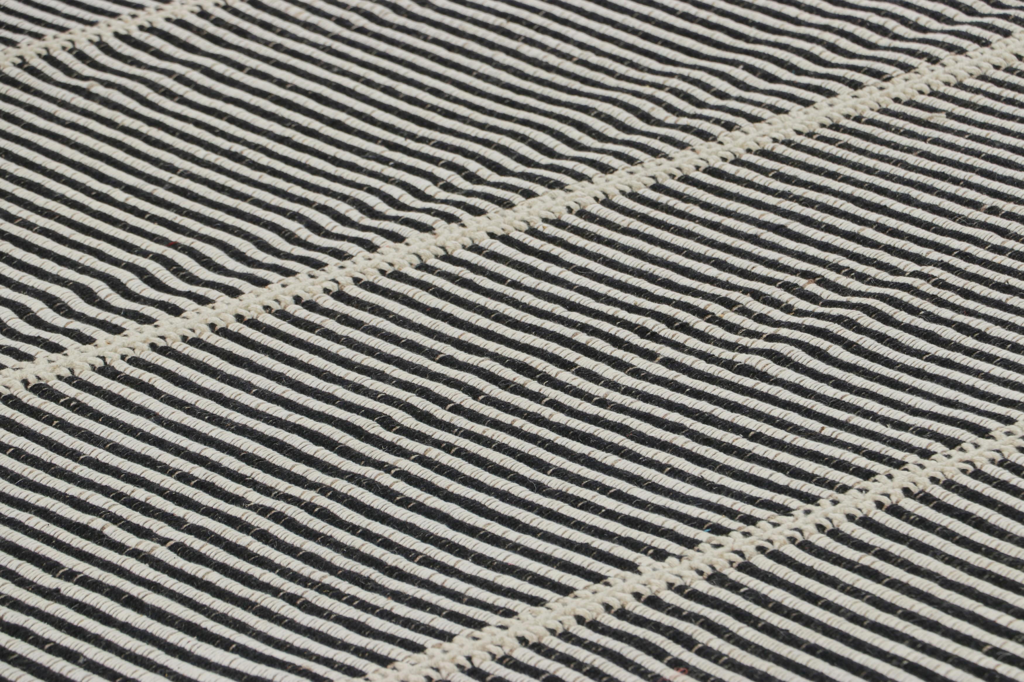 Dieser 9x12 große zeitgenössische Kelim aus handgewebter Wolle stammt aus einer aufregenden neuen Flachgewebe-Kollektion von Rug & Kilim, die nach Maß gefertigt werden kann.

Über das Design:

