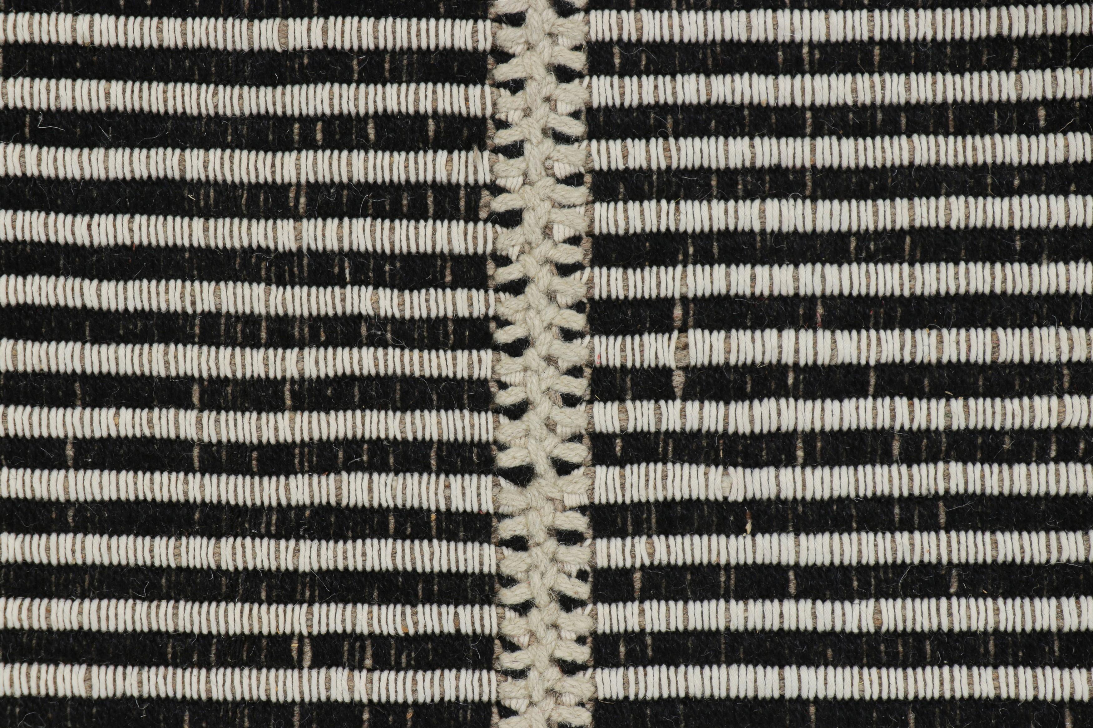 Rug & Kilim's Contemporary Kilim mit weiß-schwarzen und texturierten Streifen (Kelim) im Angebot