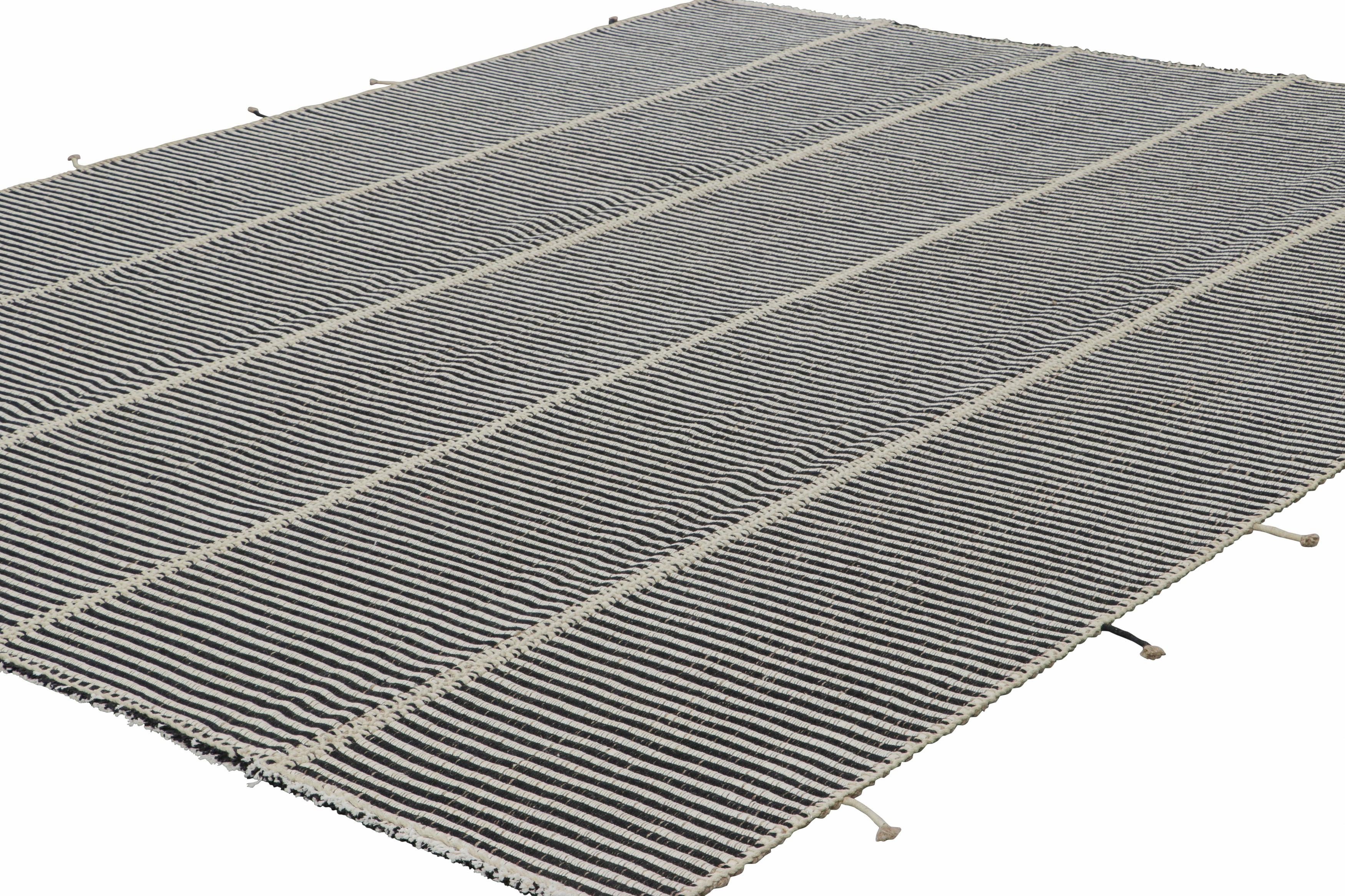 Rug & Kilim's Contemporary Kilim mit weiß-schwarzen und texturierten Streifen (Afghanisch) im Angebot