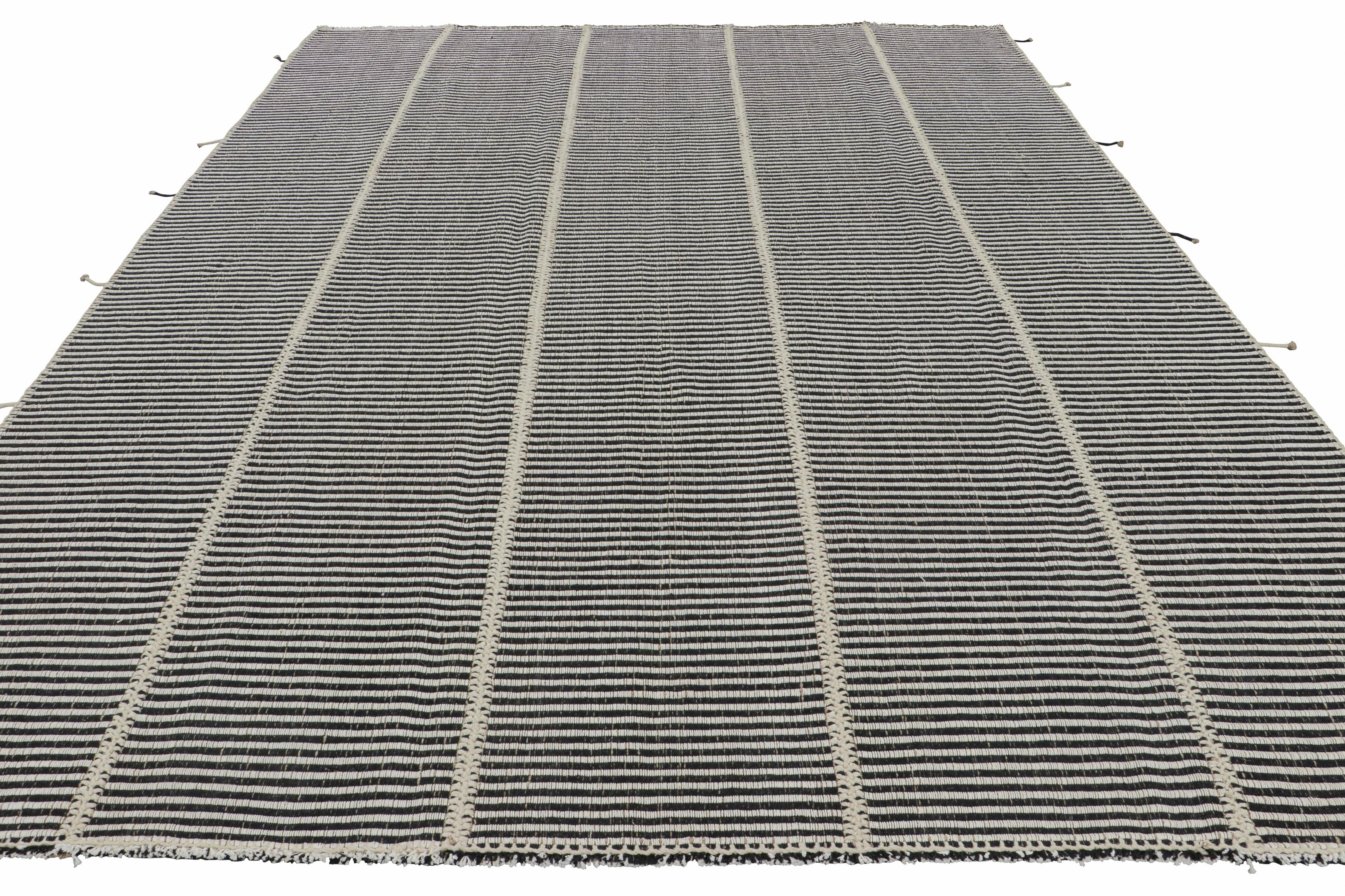 Rug & Kilim's Contemporary Kilim mit weiß-schwarzen und texturierten Streifen (Handgewebt) im Angebot