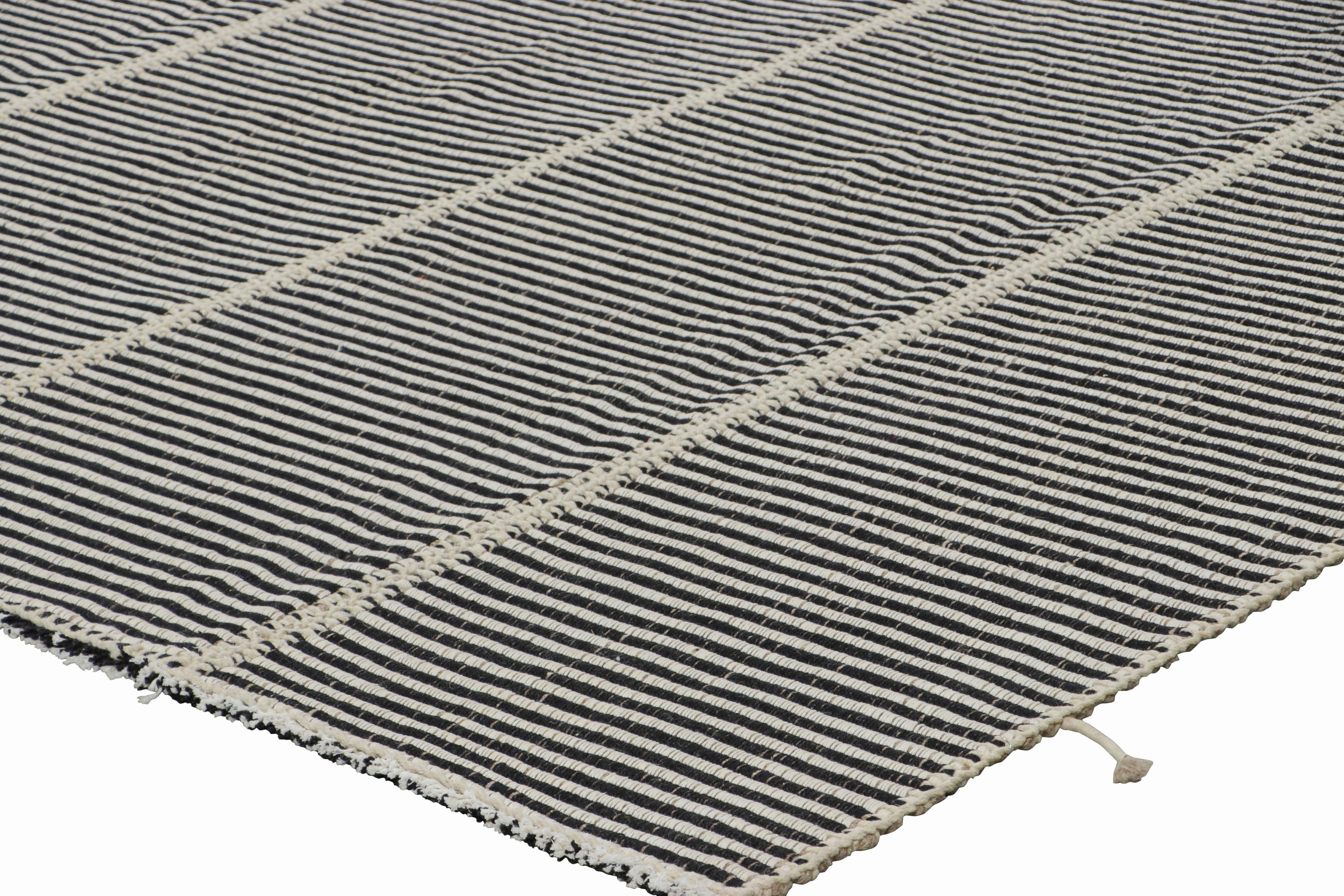 Kilim contemporáneo de Rug & Kilim con rayas blancas, negras y texturadas Siglo XXI y contemporáneo en venta