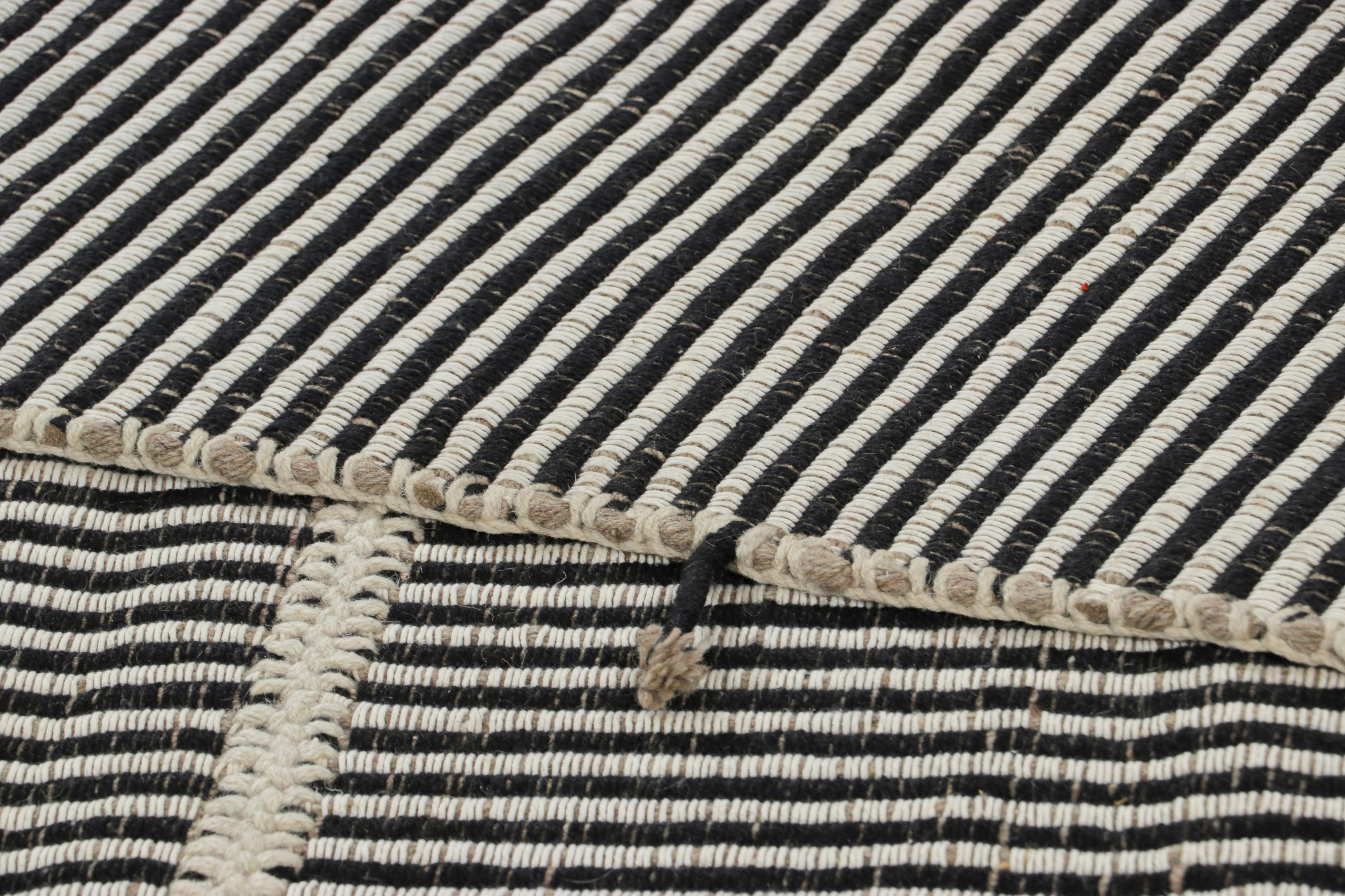 Kilim contemporáneo de Rug & Kilim con rayas blancas, negras y texturadas Lana en venta