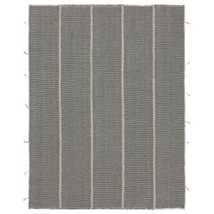 Rug & Kilim è un kilim contemporaneo con strisce bianche, nere e testurizzate.