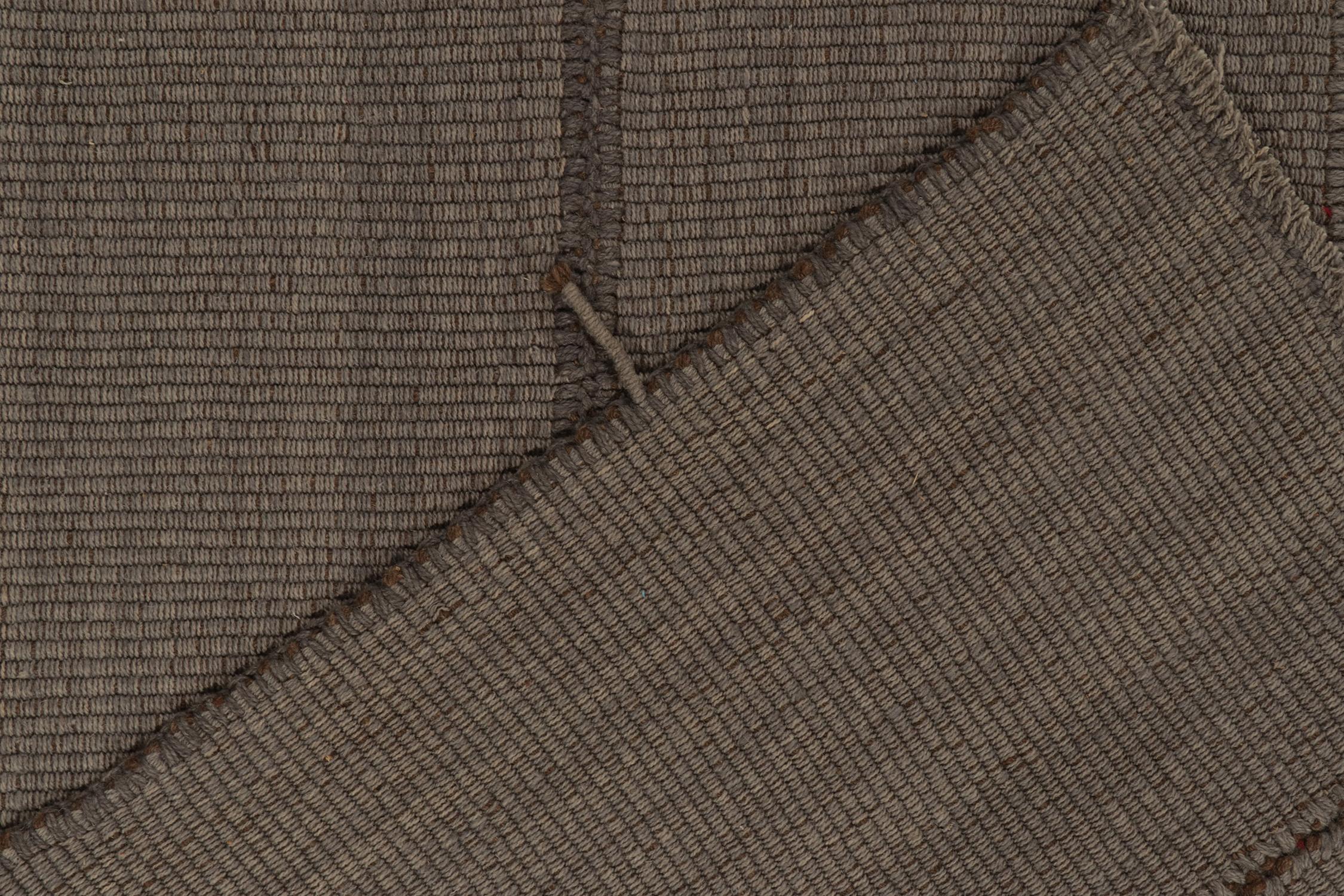 Laine Rug & Kilim's Contemporary Kilims in Muted Brown Stripes, Panel Woven Style (Kilims contemporains à rayures brunes atténuées, style tissé à panneaux) en vente