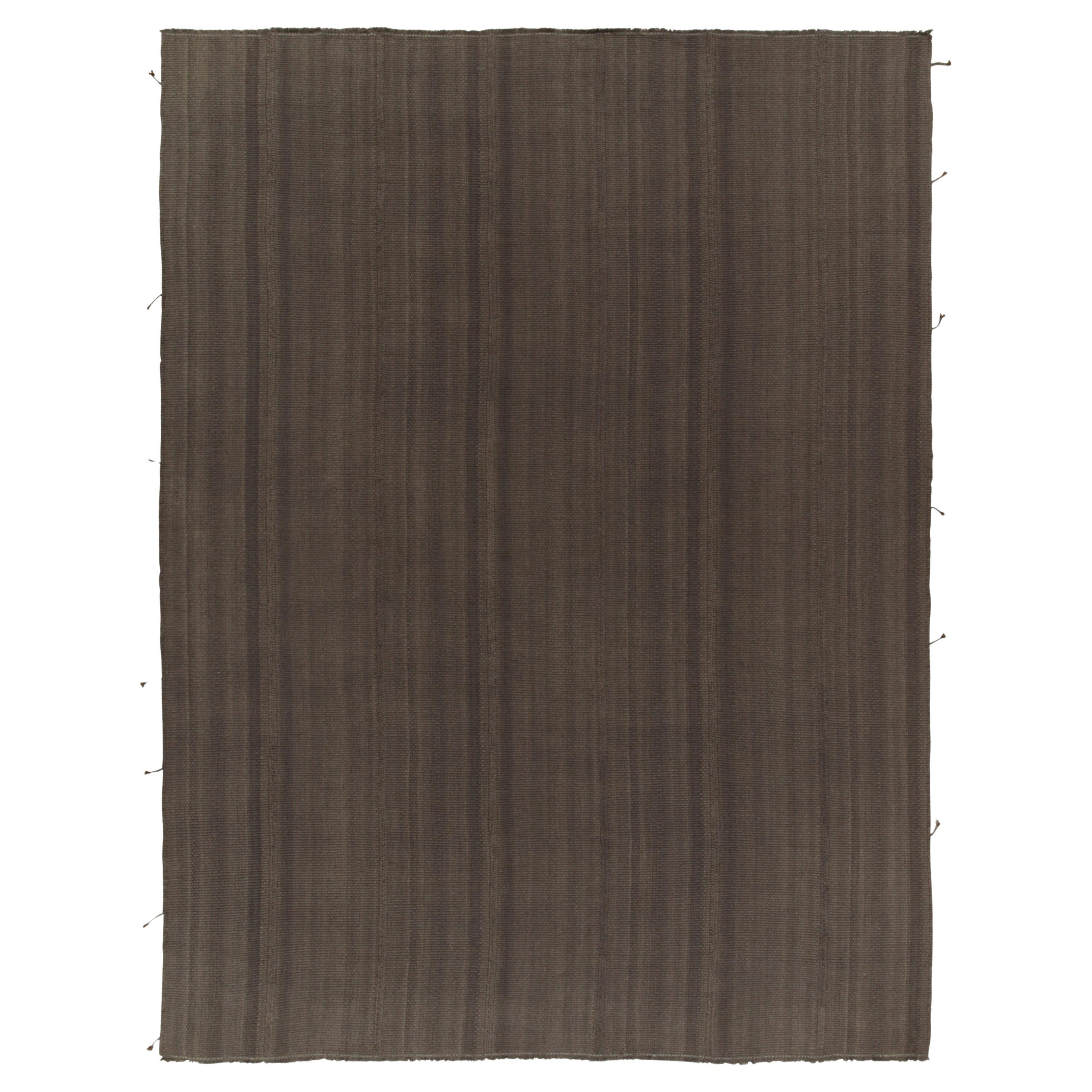 Rug & Kilim è un kilim contemporaneo a strisce marroni attenuate, in stile tessuto a pannelli.