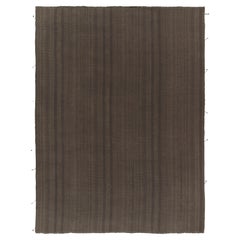 Rug & Kilim è un kilim contemporaneo a strisce marroni attenuate, in stile tessuto a pannelli.