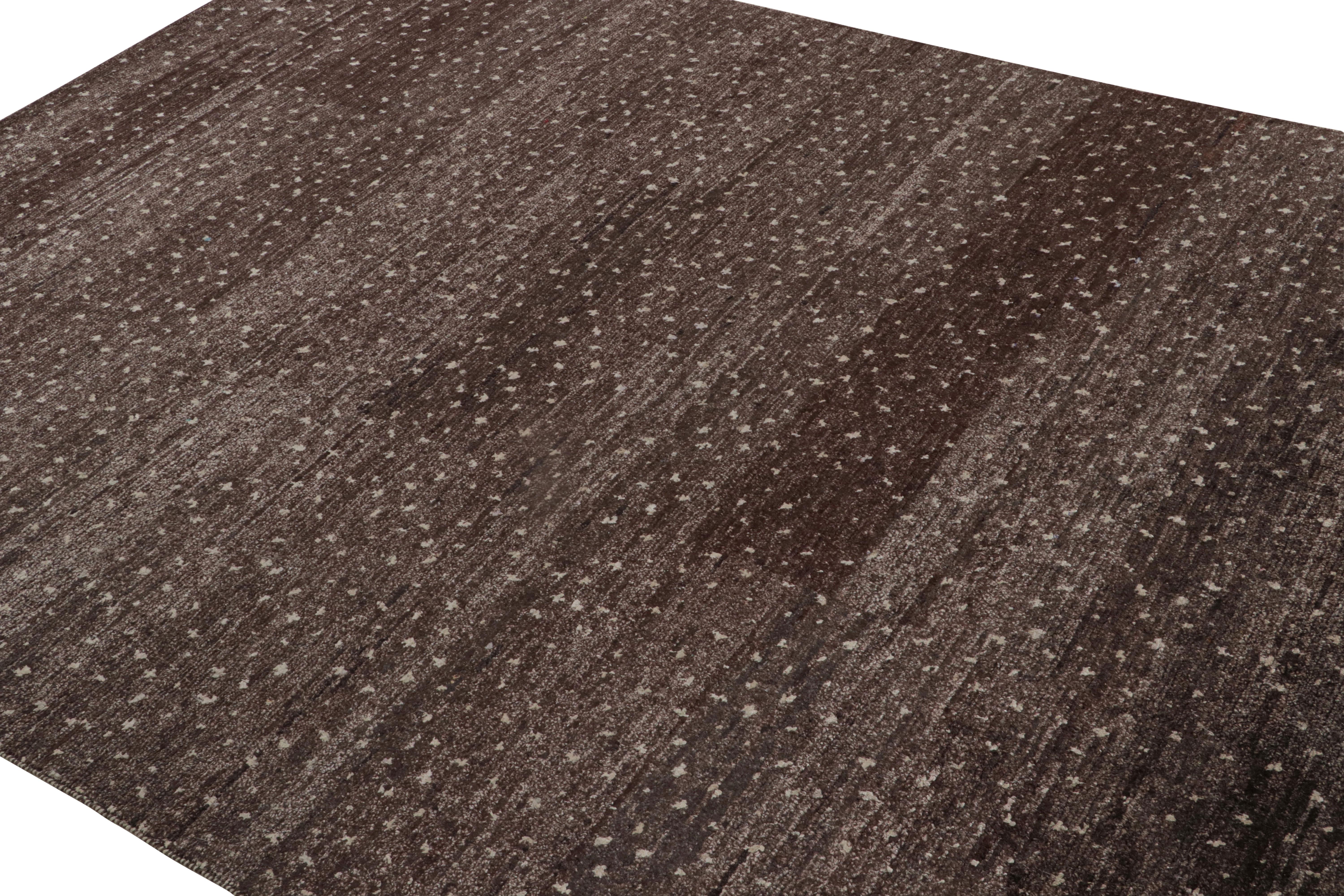 Noué à la main en soie et en coton, ce tapis contemporain minimaliste 6x9 en aubergine et mauve brunâtre souligne un motif de points blanc cassé avec un abrash de riches tons bruns et anthracite. 

Sur le Design : 

Un ajout passionnant à la