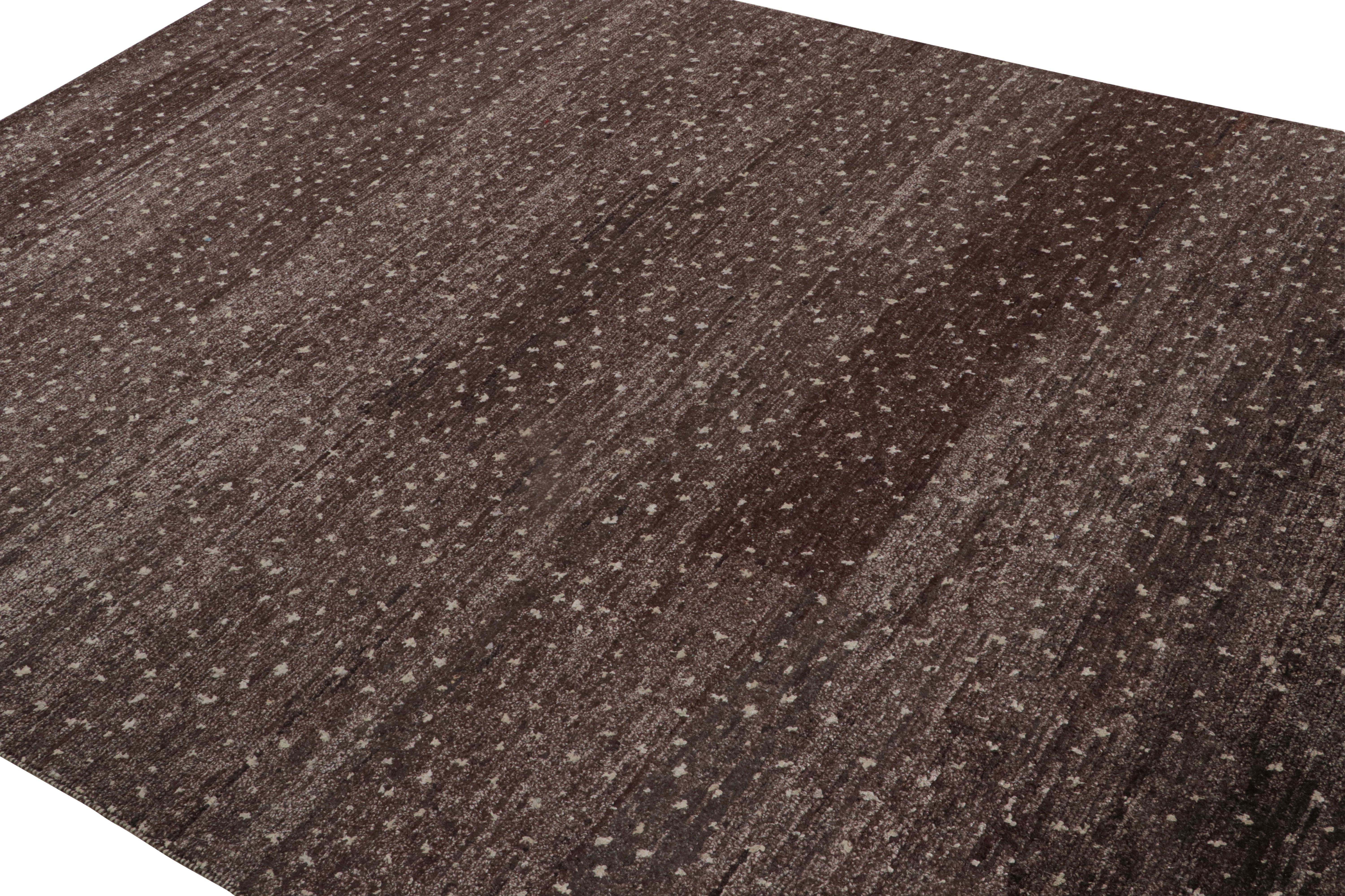 Noué à la main en soie, ce tapis contemporain minimaliste 6x9 en aubergine et mauve brunâtre souligne un motif all over de points blanc cassé avec un abrash de riches tons bruns et anthracite. 

Sur le Design : 

Un ajout passionnant à la Collection