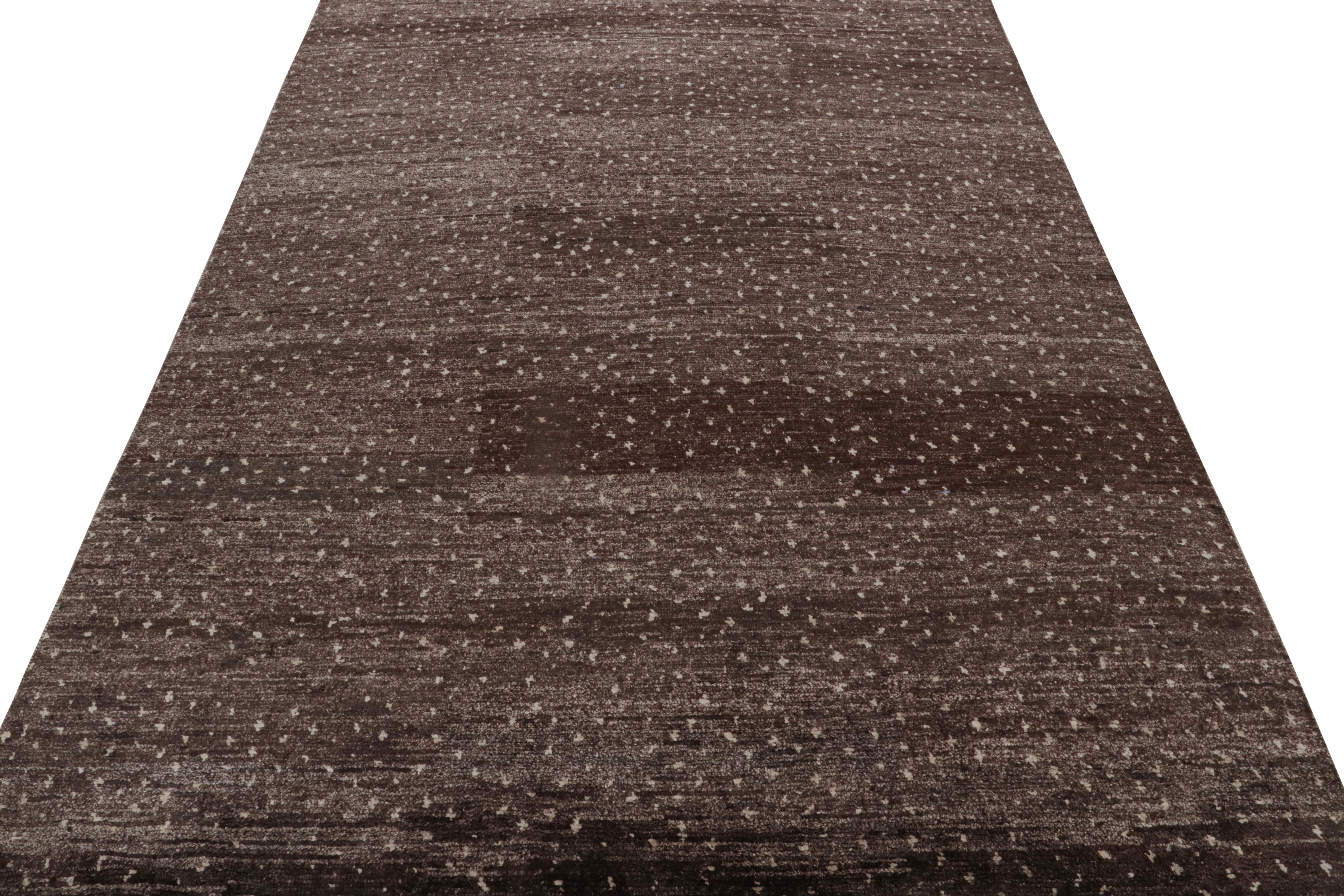 Moderne Tapis contemporain minimaliste aubergine à motifs géométriques de Rug & Kilim en vente