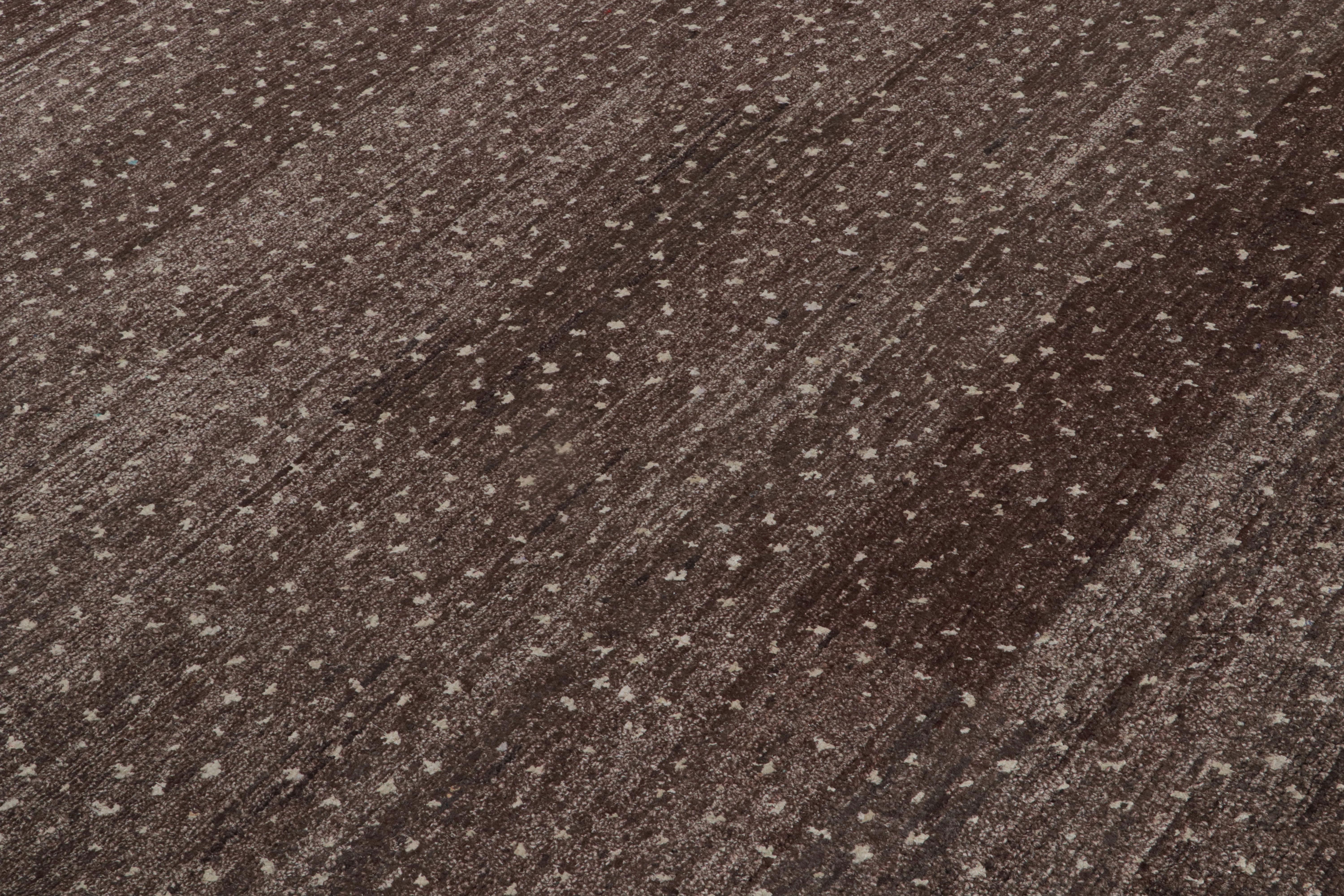 Indien Tapis contemporain minimaliste aubergine à motifs géométriques de Rug & Kilim en vente