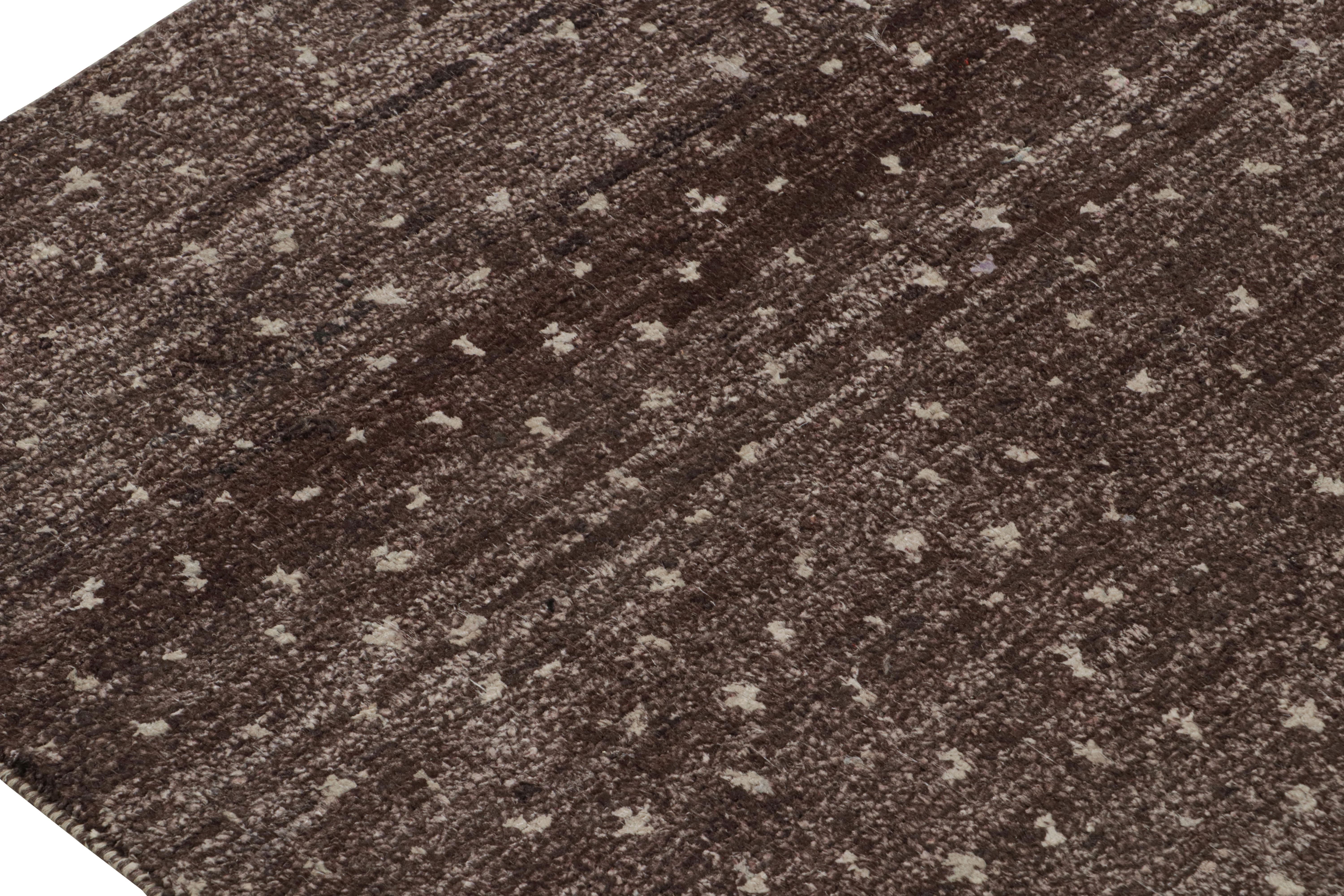Noué à la main Tapis contemporain minimaliste aubergine à motifs géométriques de Rug & Kilim en vente