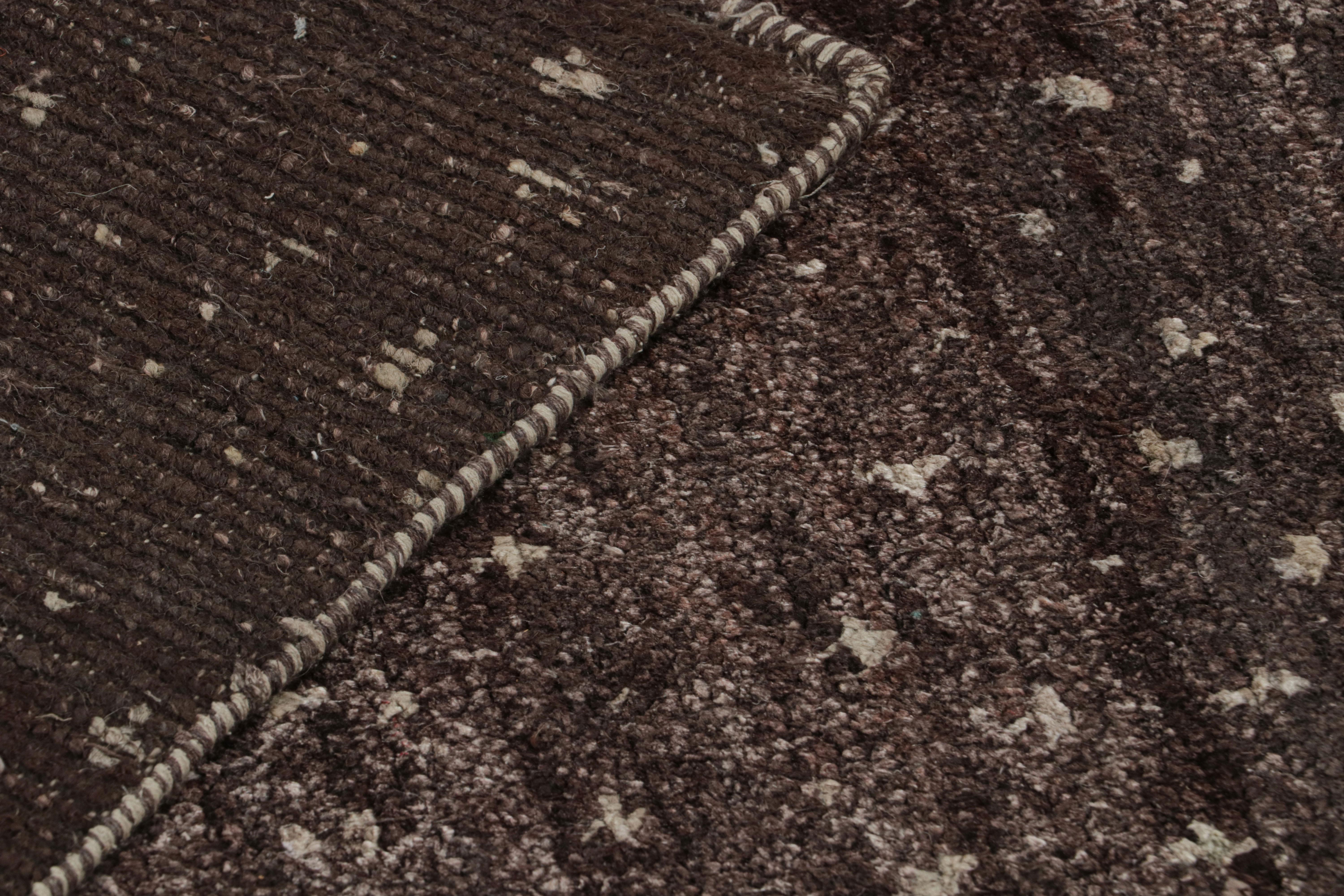 XXIe siècle et contemporain Tapis contemporain minimaliste aubergine à motifs géométriques de Rug & Kilim en vente