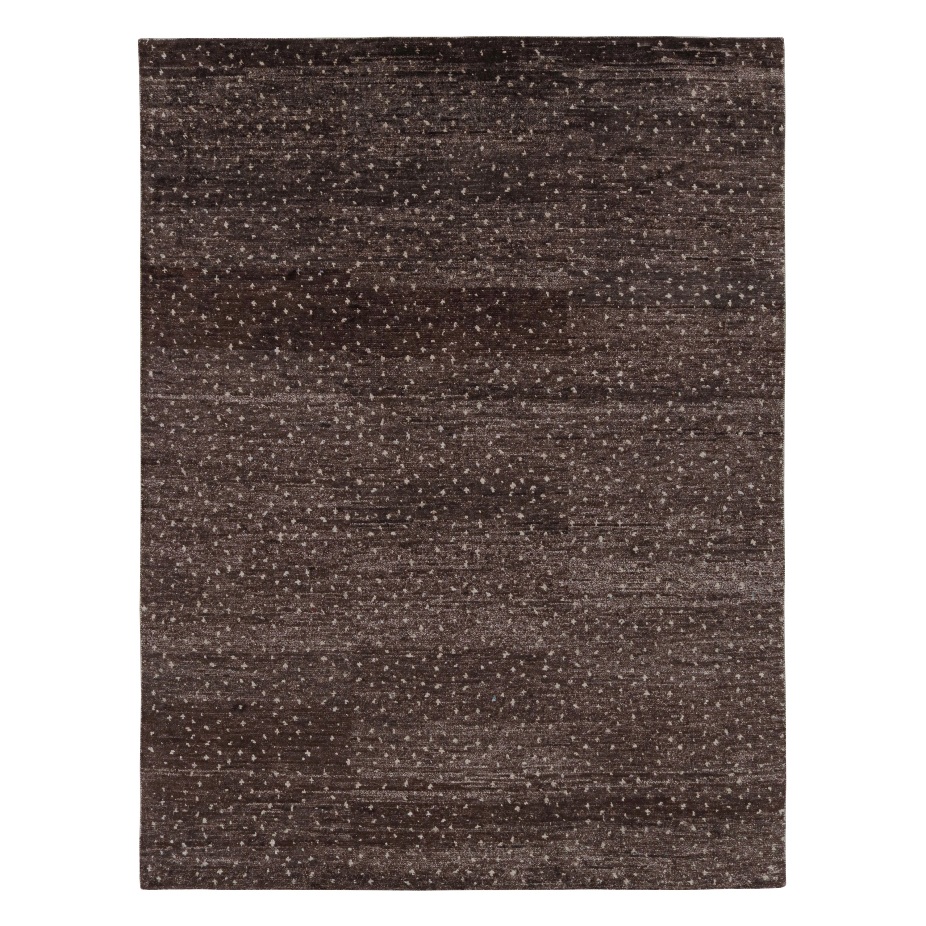Tapis contemporain minimaliste aubergine à motifs géométriques de Rug & Kilim