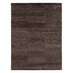 Tapis contemporain minimaliste aubergine à motifs géométriques de Rug & Kilim