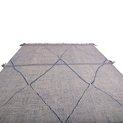 Rug & Kilim è un tappeto marocchino contemporaneo in stile berbero, geometrico, bianco e blu.