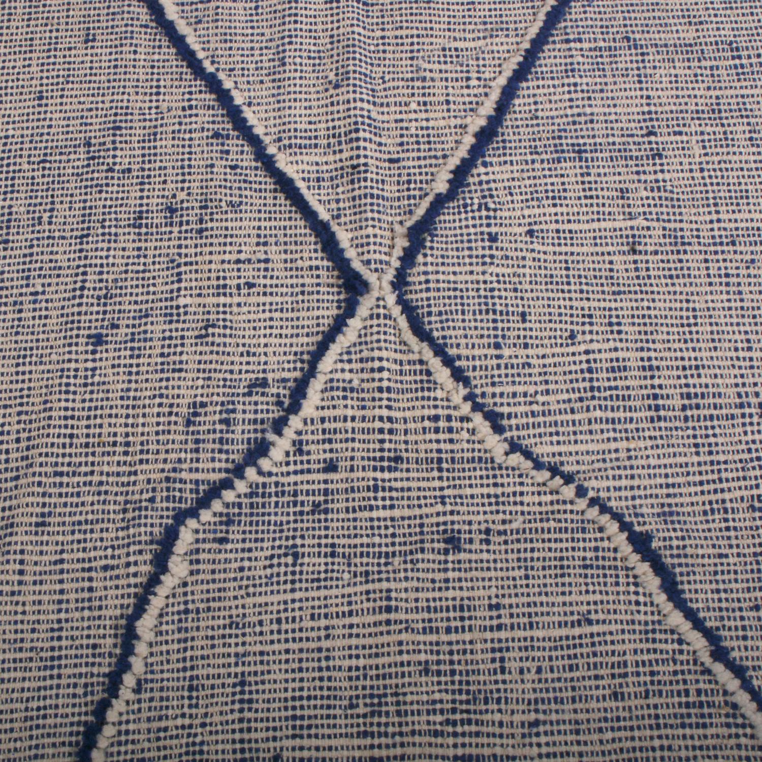 Zeitgenössischer marokkanischer Teppich und Kelim-Teppich im geometrischen Berberstil in Weiß und Blau (Moderne) im Angebot