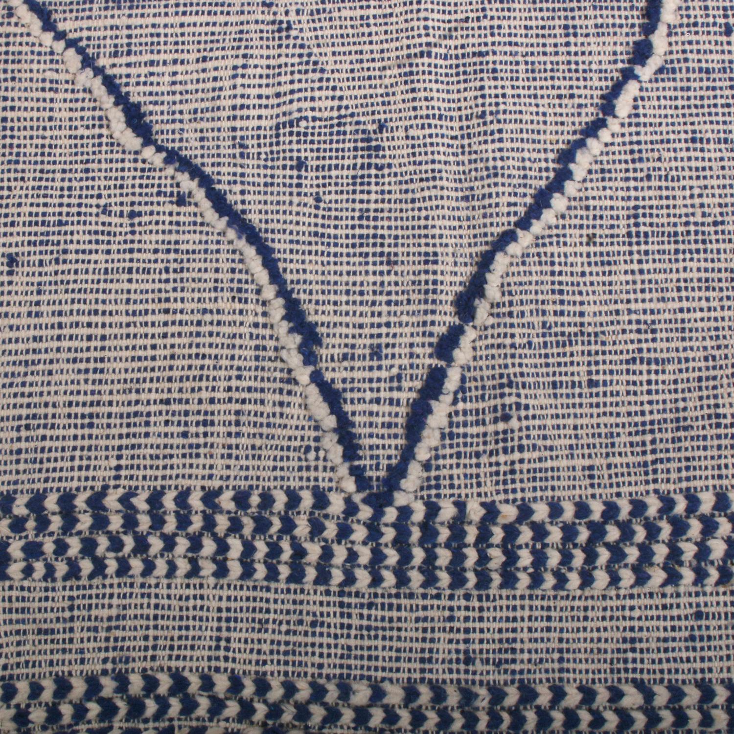 Zeitgenössischer marokkanischer Teppich und Kelim-Teppich im geometrischen Berberstil in Weiß und Blau (Marokkanisch) im Angebot