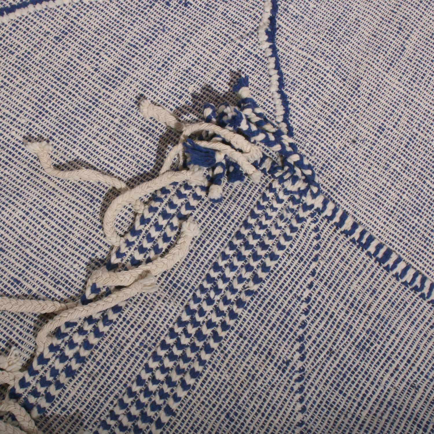 Zeitgenössischer marokkanischer Teppich und Kelim-Teppich im geometrischen Berberstil in Weiß und Blau (Handgeknüpft) im Angebot
