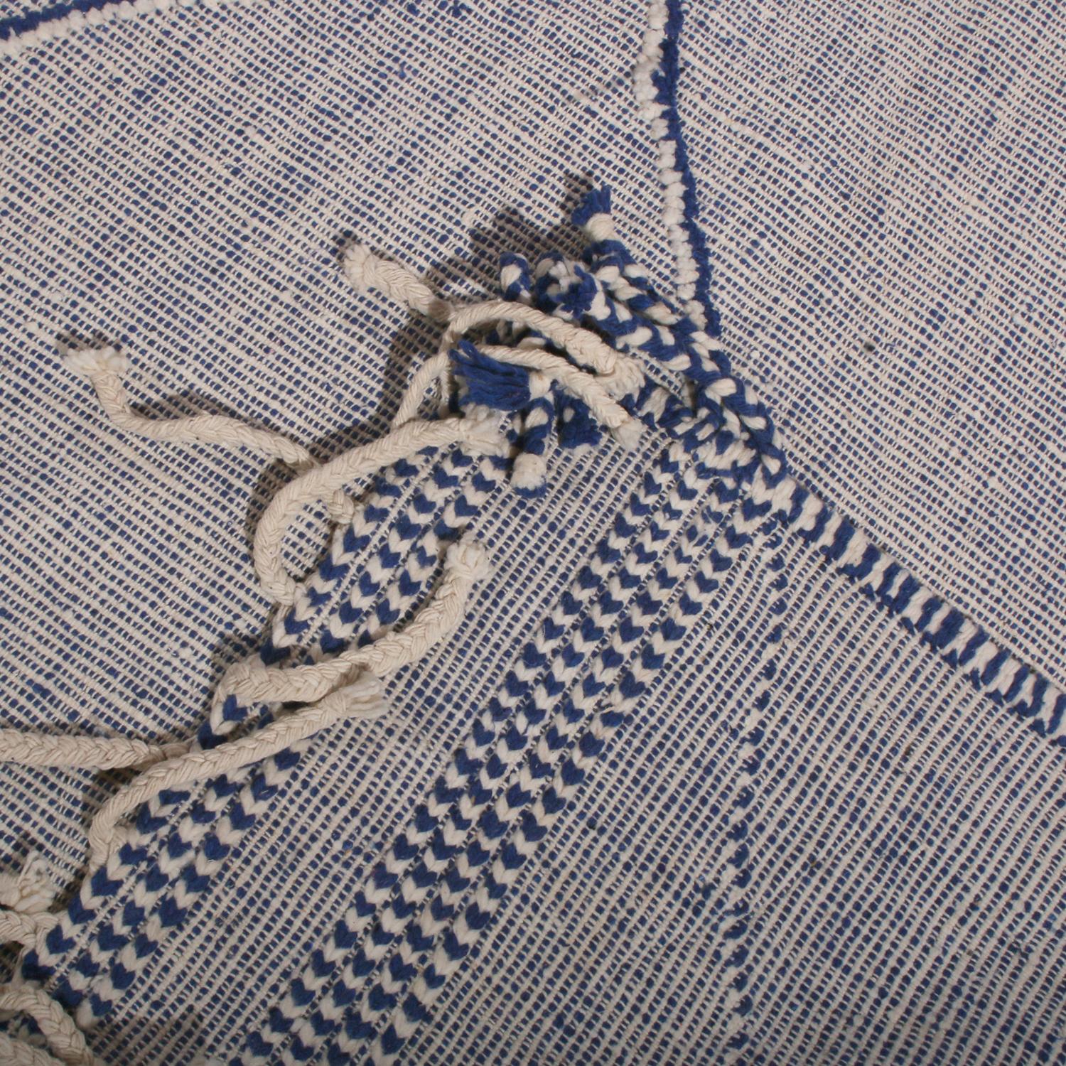 Annodato a mano Rug & Kilim è un tappeto marocchino contemporaneo in stile berbero, geometrico, bianco e blu. in vendita