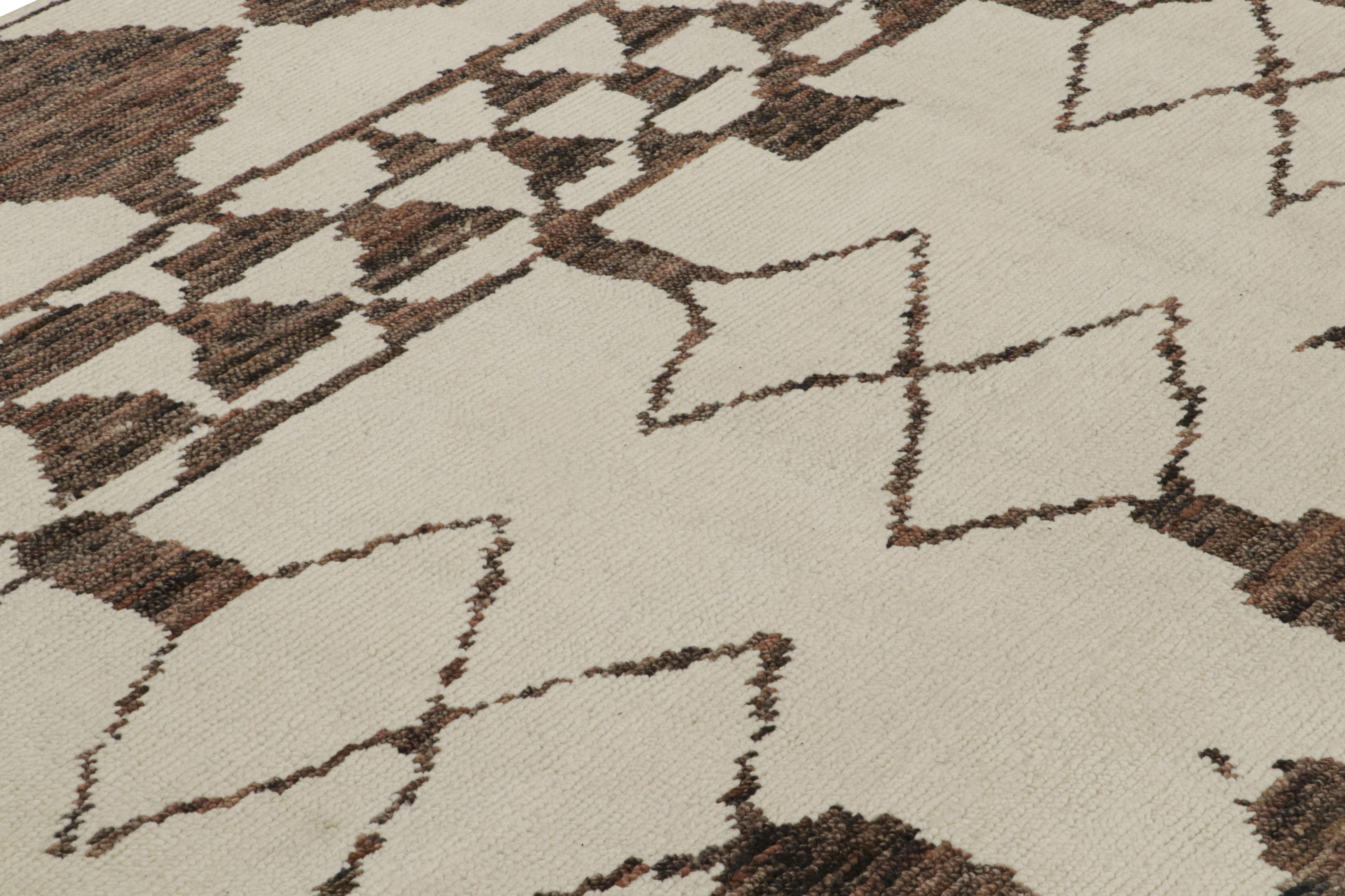 Alfombra geométrica de estilo marroquí contemporáneo Rug & Kilim en beige-marrón Indio en venta