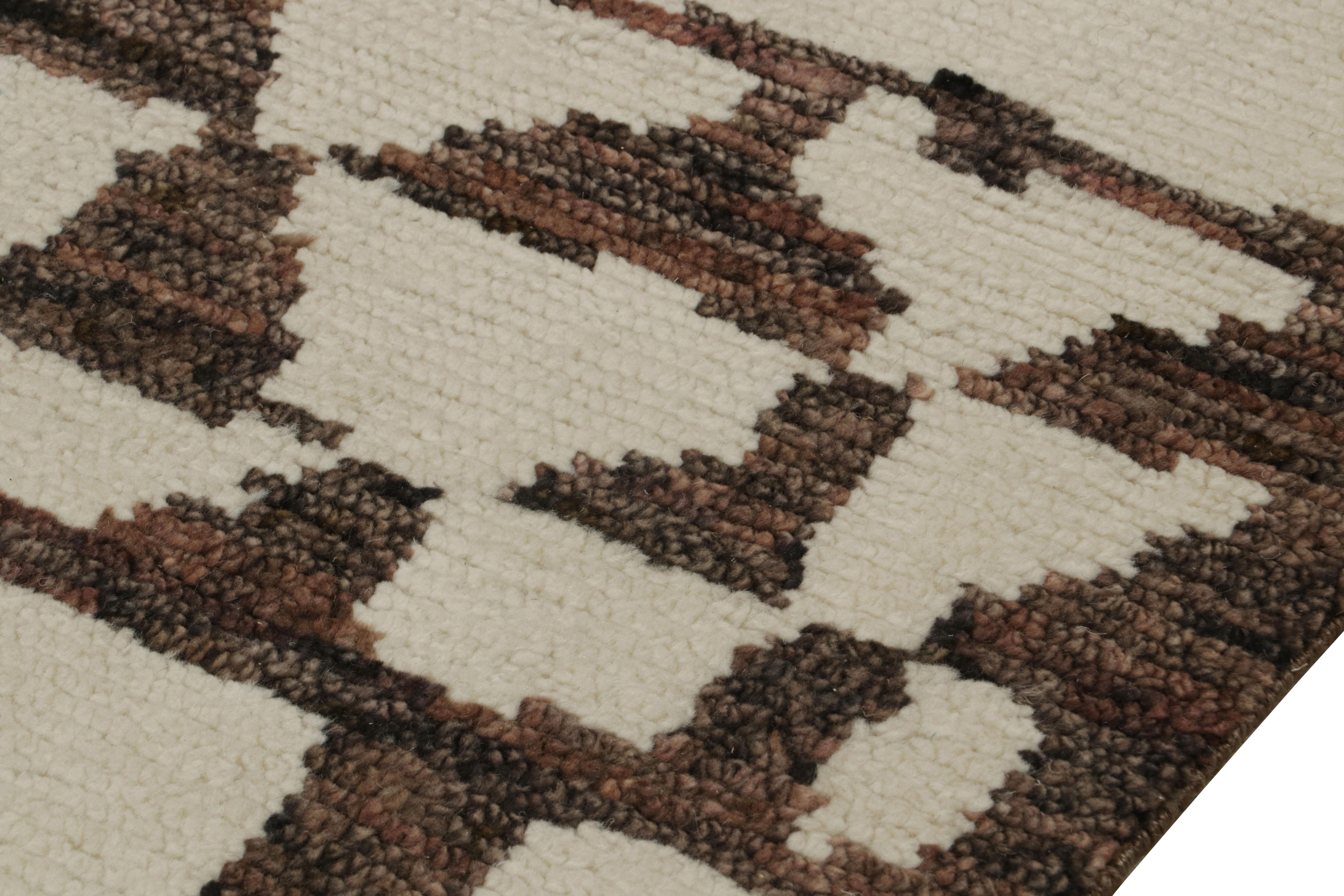 Alfombra geométrica de estilo marroquí contemporáneo Rug & Kilim en beige-marrón Anudado a mano en venta