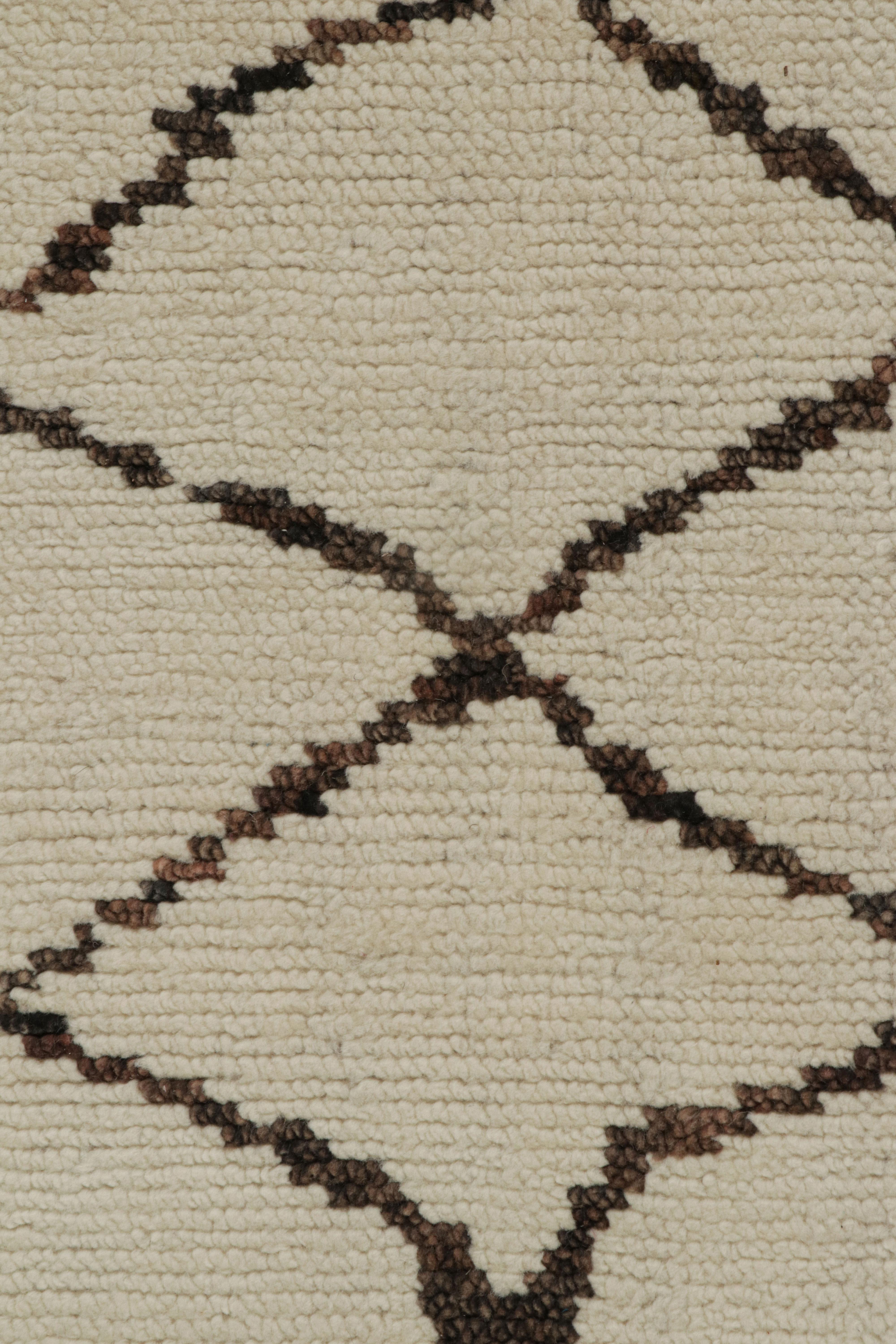 Alfombra geométrica de estilo marroquí contemporáneo Rug & Kilim en beige-marrón en Nuevo estado para la venta en Long Island City, NY