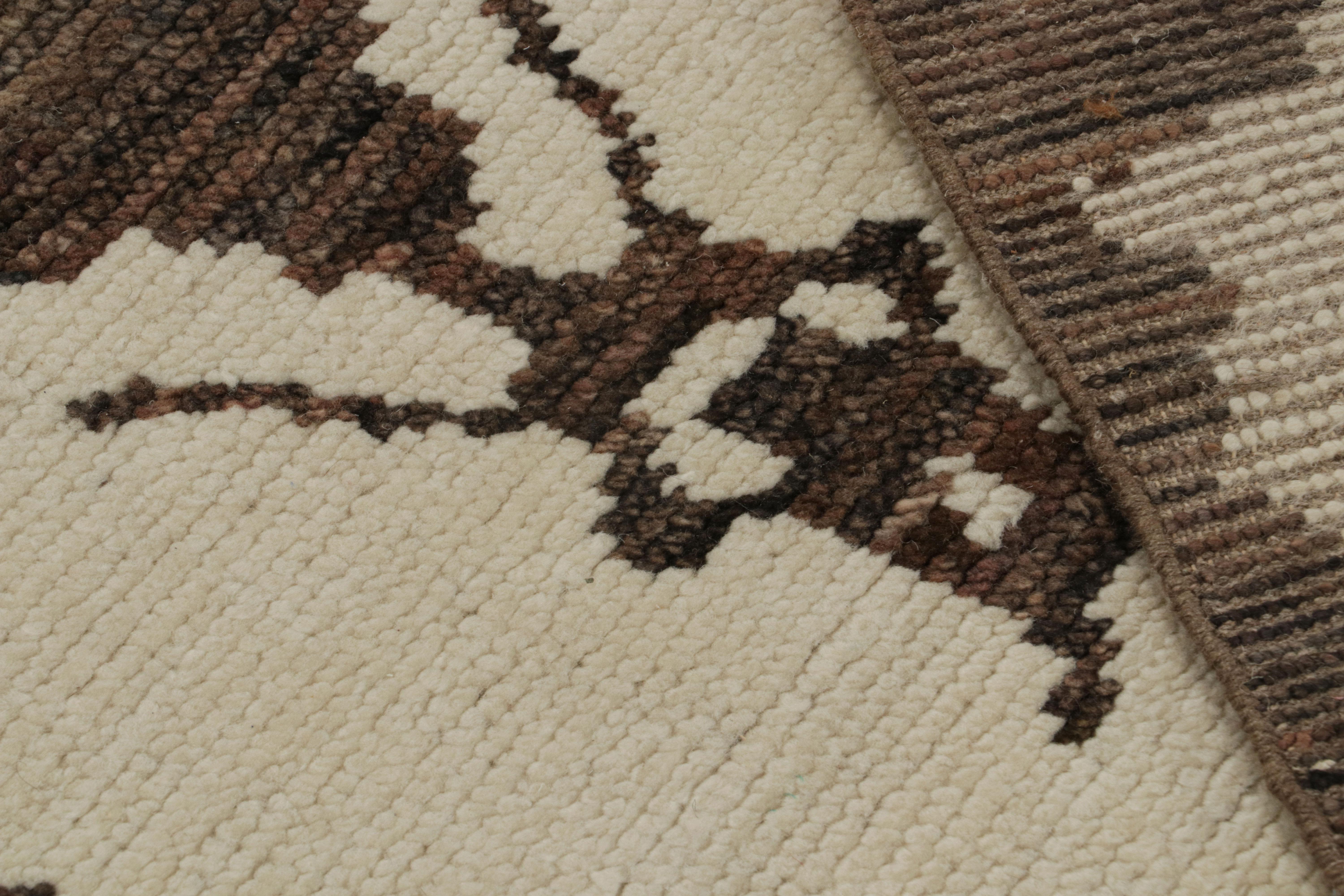Alfombra geométrica de estilo marroquí contemporáneo Rug & Kilim en beige-marrón Siglo XXI y contemporáneo en venta