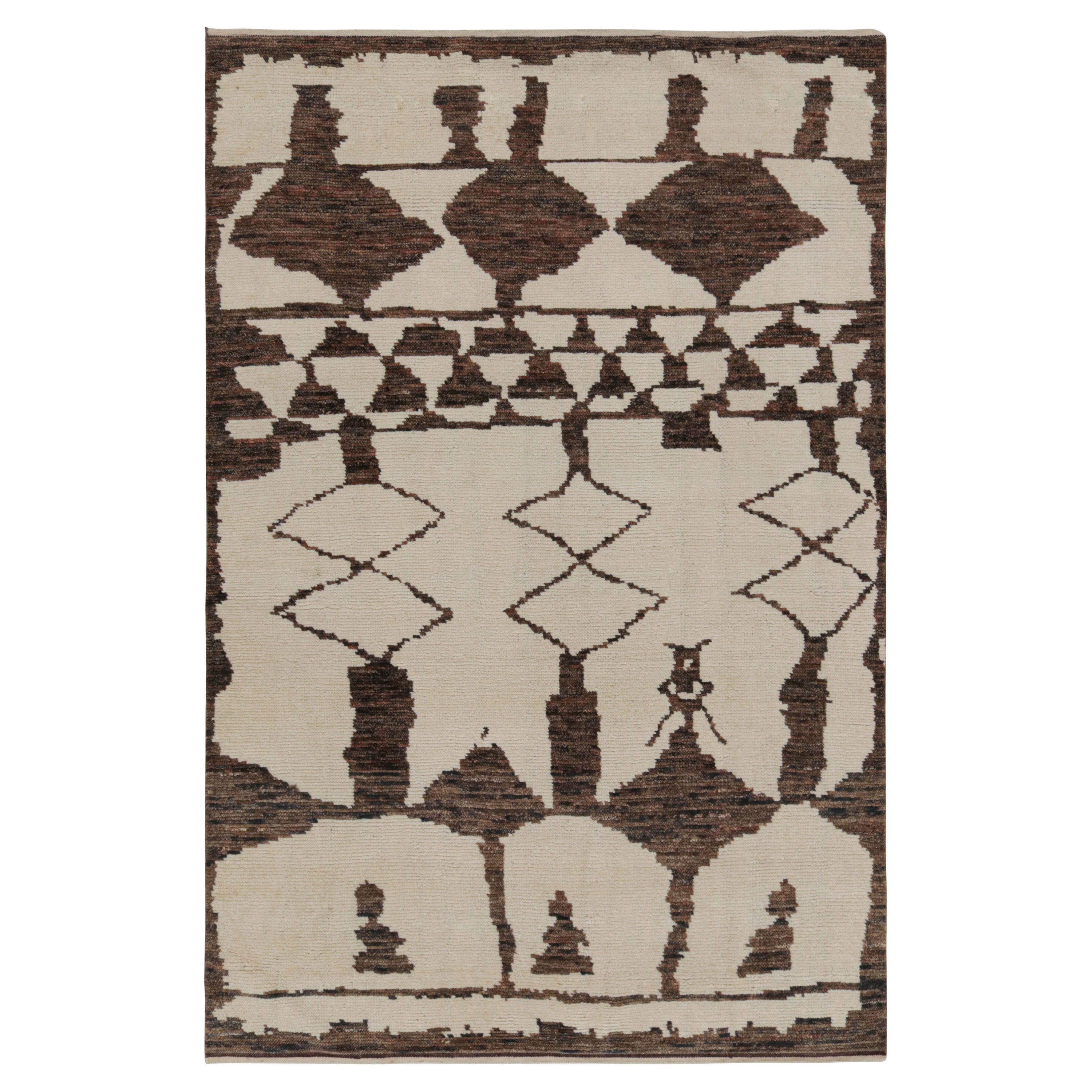 Rug & Kilim è un tappeto geometrico in stile marocchino contemporaneo di colore beige-marrone.
