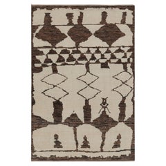 Rug & Kilim è un tappeto geometrico in stile marocchino contemporaneo di colore beige-marrone.