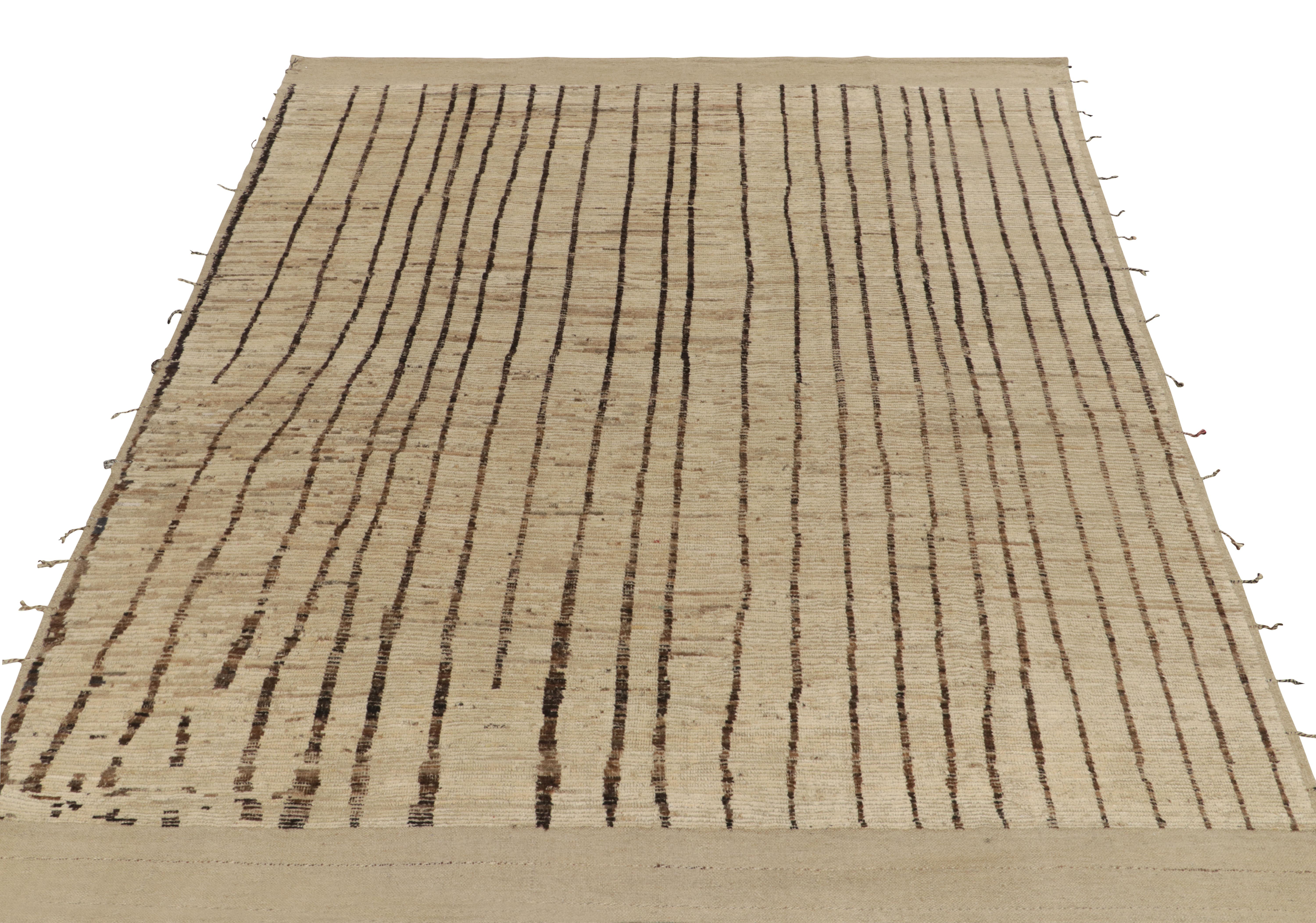 Rug & Kilim présente une version contemporaine du style marocain avec cette pièce 9x11 nouée à la main d'une texture exceptionnelle. Le tapis présente un attrait confortable dans des rayures beige-brun qui se terminent par des franges et une