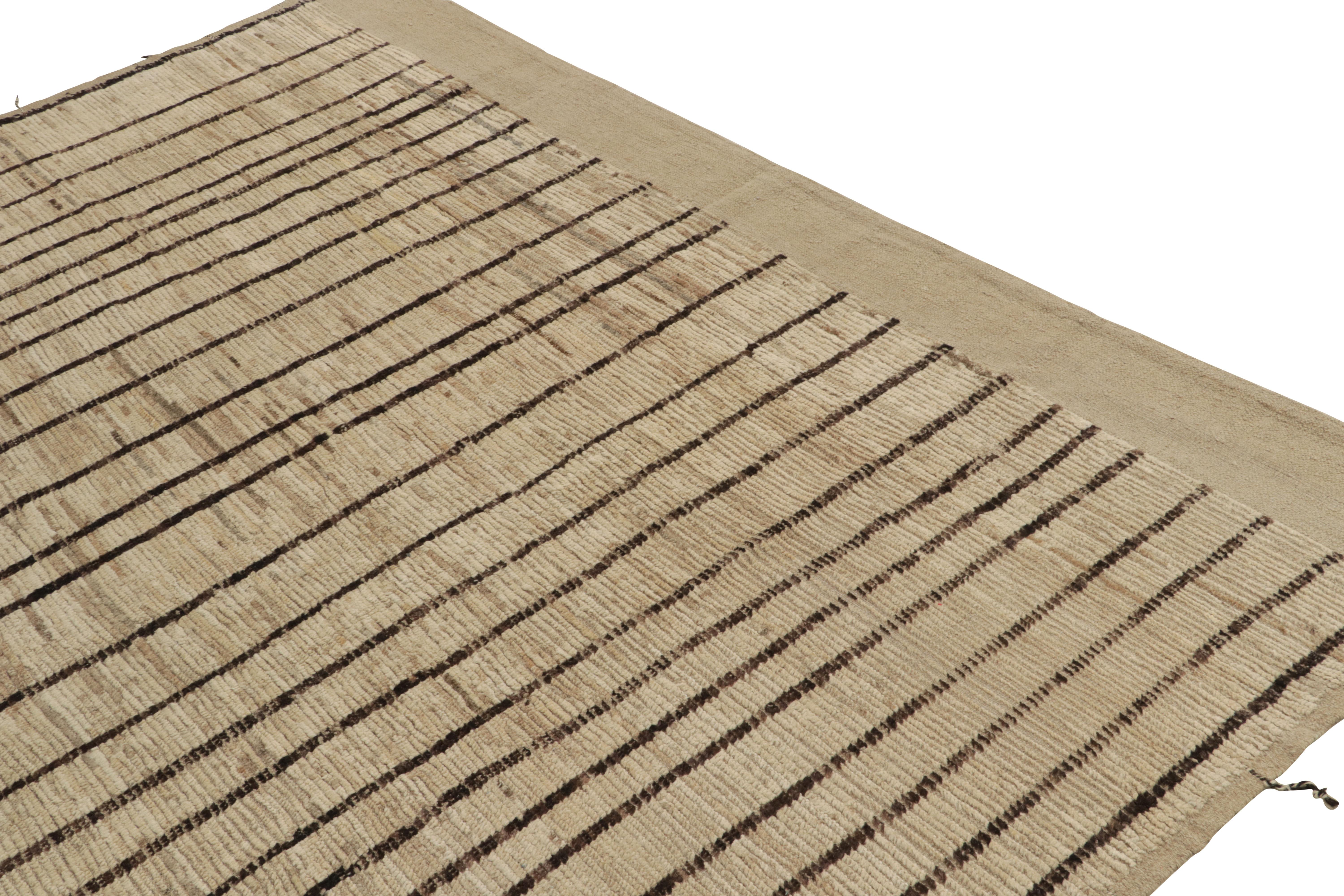 Noué à la main Tapis de style marocain contemporain de Rug & Kilim en beige, rayures brunes en vente