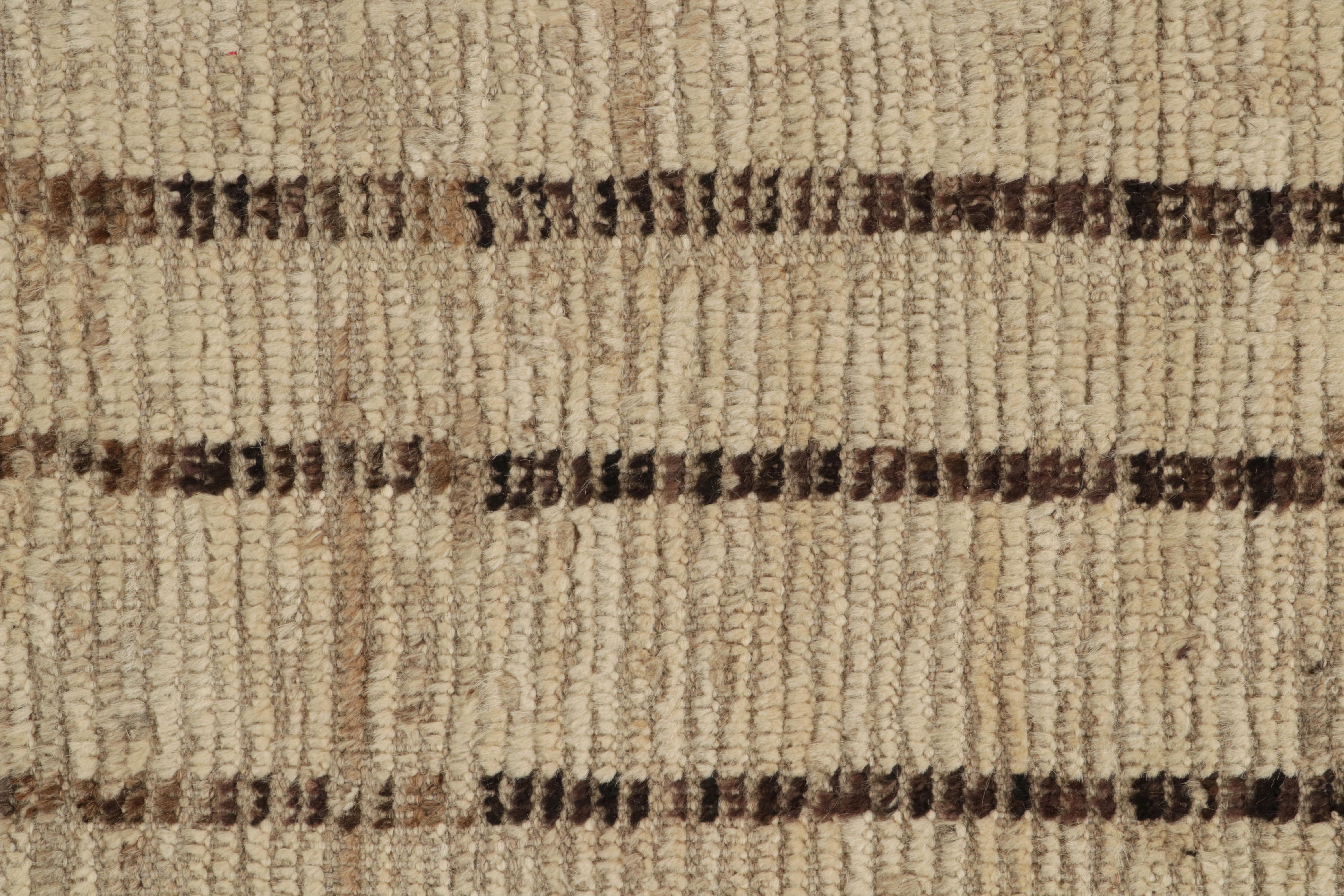 Tapis de style marocain contemporain de Rug & Kilim en beige, rayures brunes Neuf - En vente à Long Island City, NY