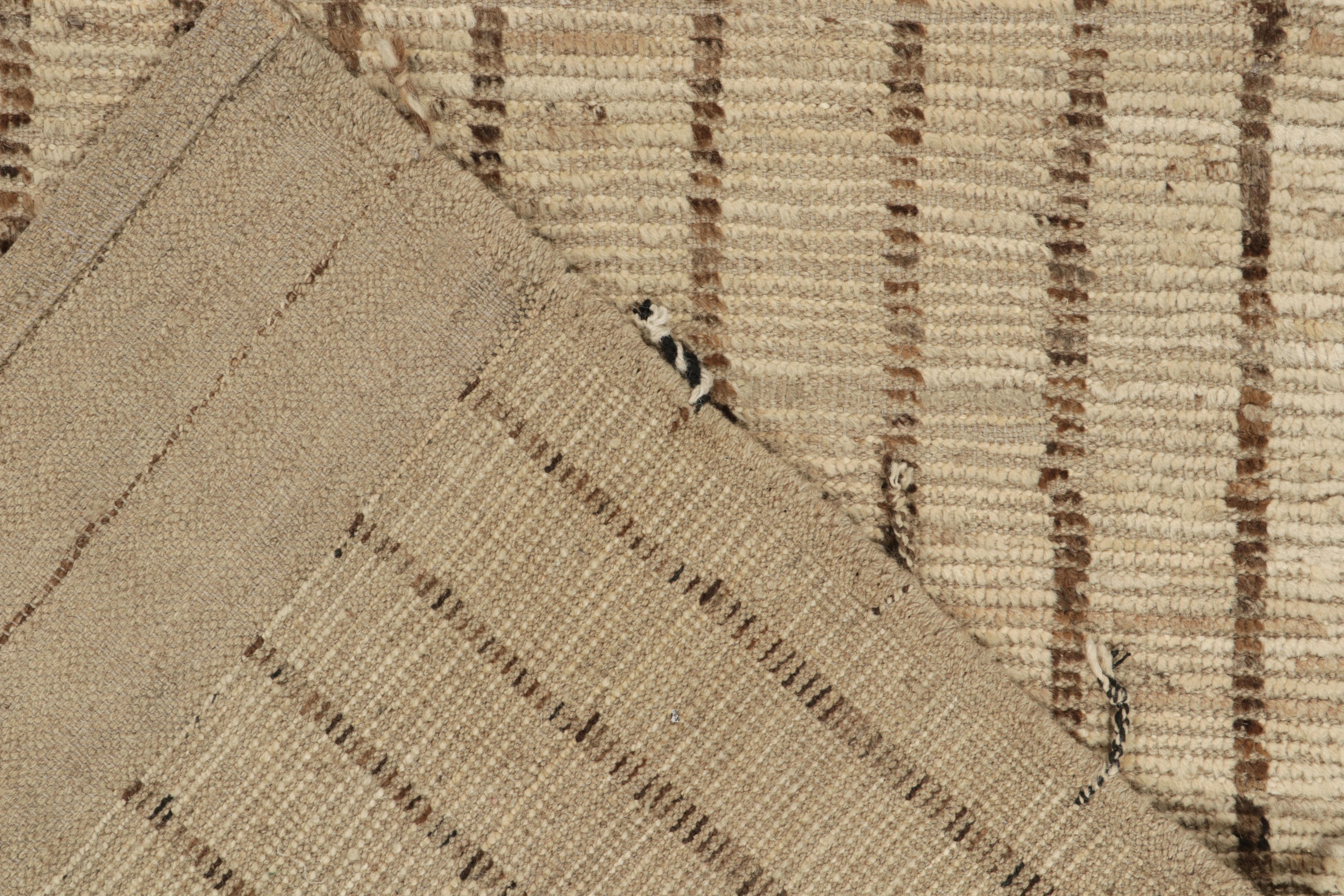 XXIe siècle et contemporain Tapis de style marocain contemporain de Rug & Kilim en beige, rayures brunes en vente
