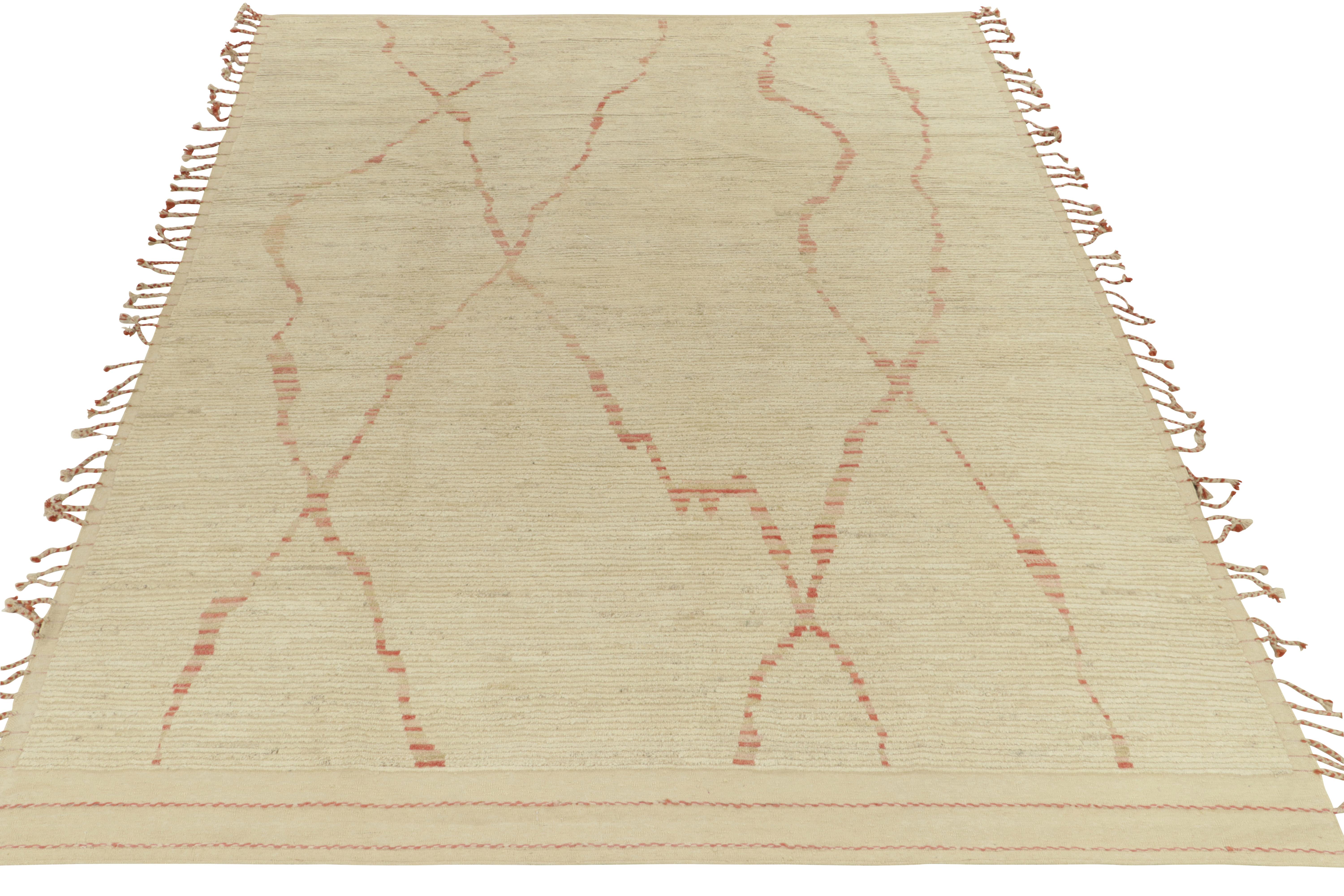 Rug & Kilim rühmt sich seiner modernen Interpretation des marokkanischen Stils mit diesem gemütlichen 9x12-Rendering. Handgeknüpft aus feiner Wolle für einen bequemen hohen niedrigen Flor, genießt das Stück die Schlichtheit des klassischen